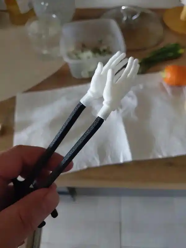 Палочки для суши и закусок с держателями в форме рук, 2 шт