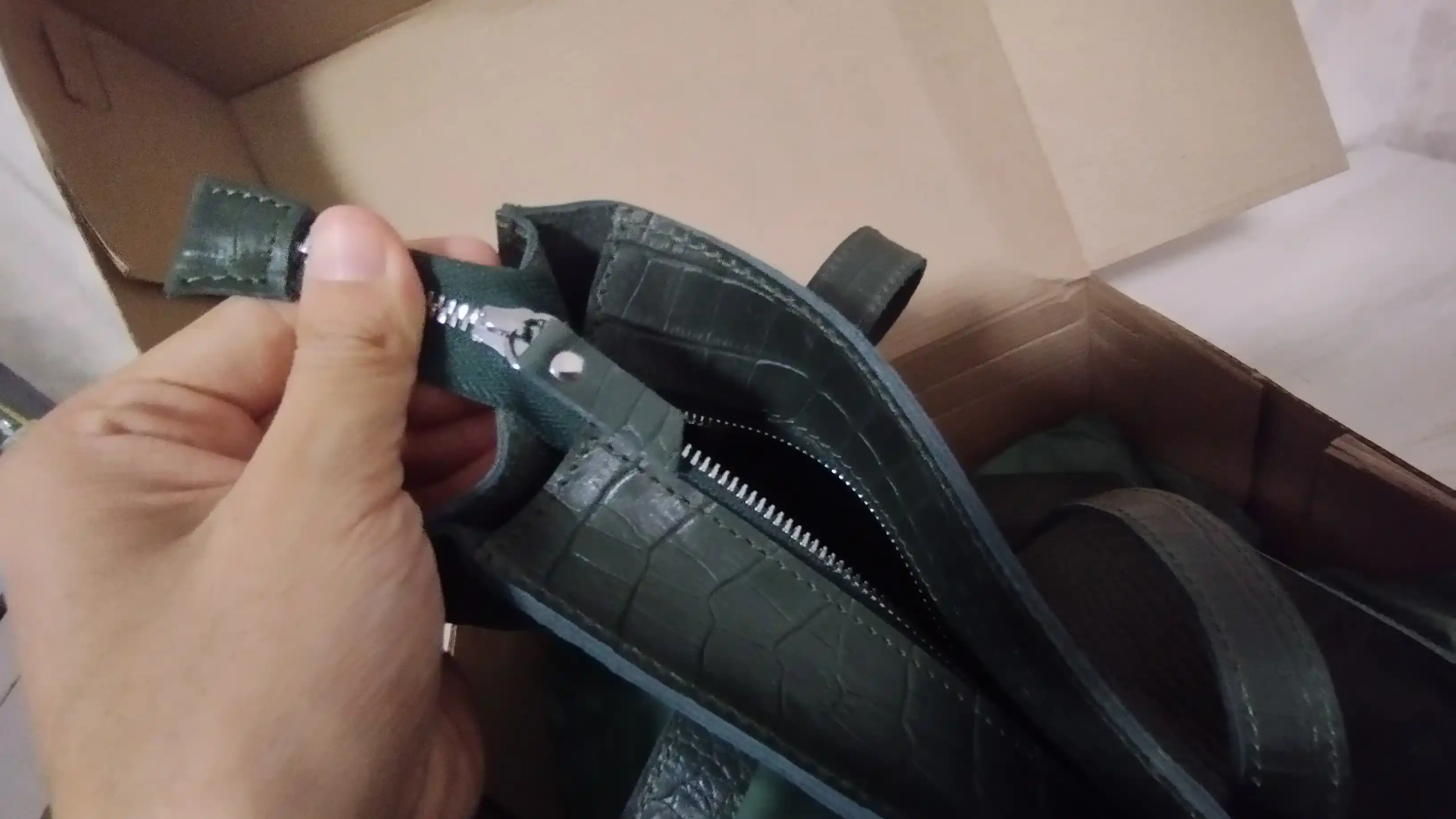 Ayollar sumkasi tabiiy charmdan Black Gator