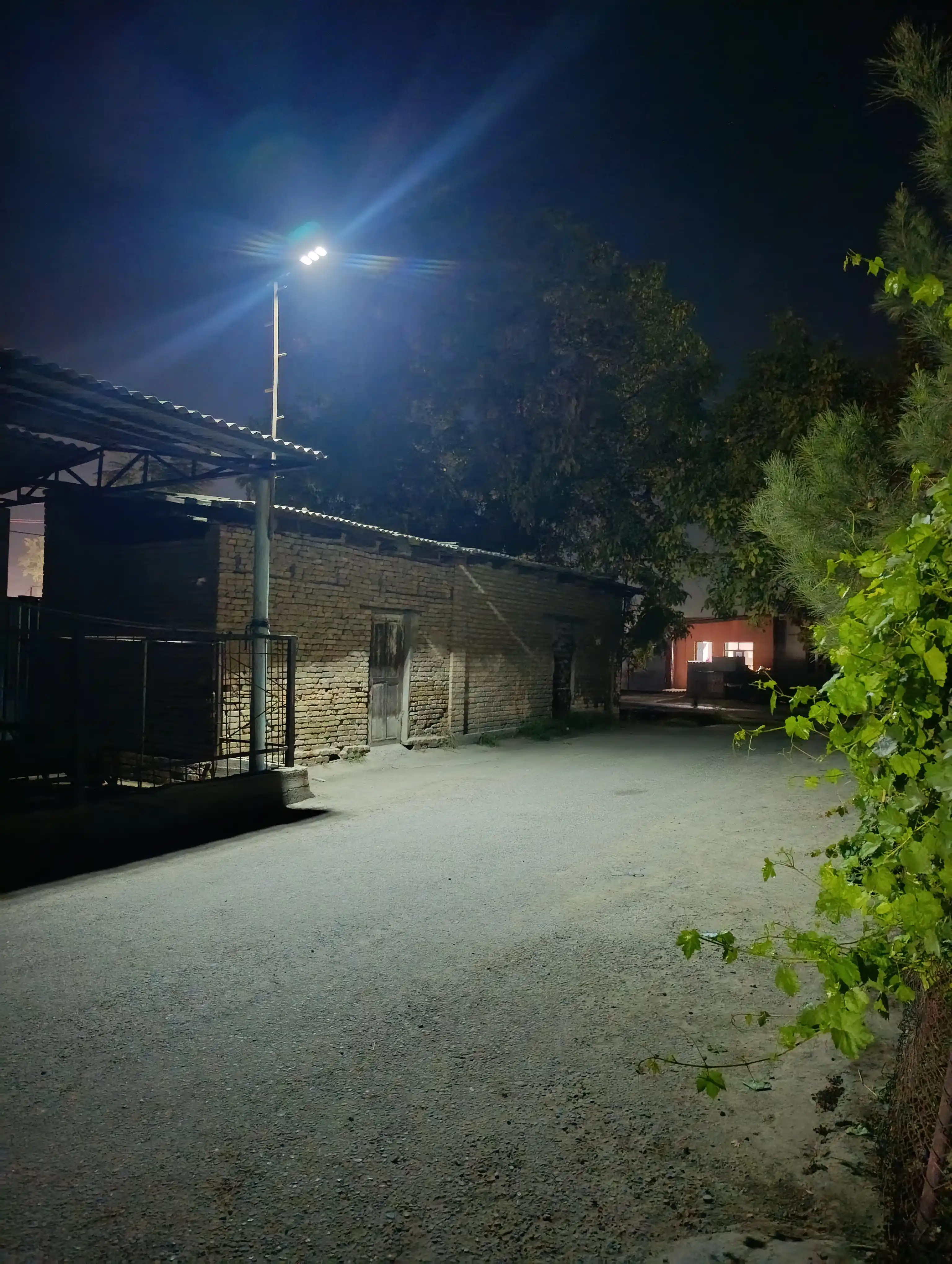 Quyosh panelli LED ko‘cha chirog‘i 100–250W, pultli, sensorli solar proyektor