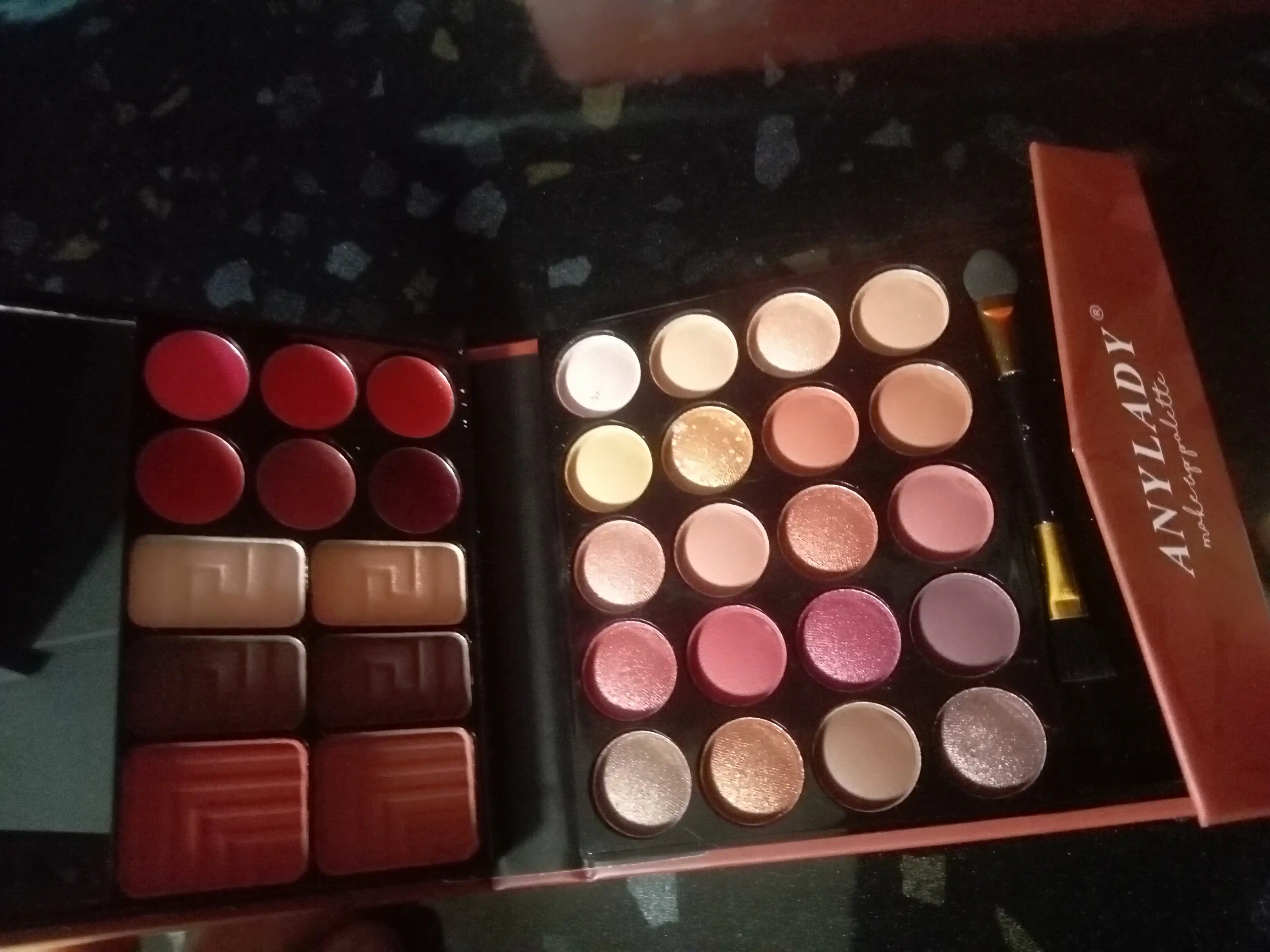 Pardoz uchun ten, qovoq soyalari, mo‘yqalamli, qizil, konturli, 5 tasi 1 da, lab bo‘yog‘i