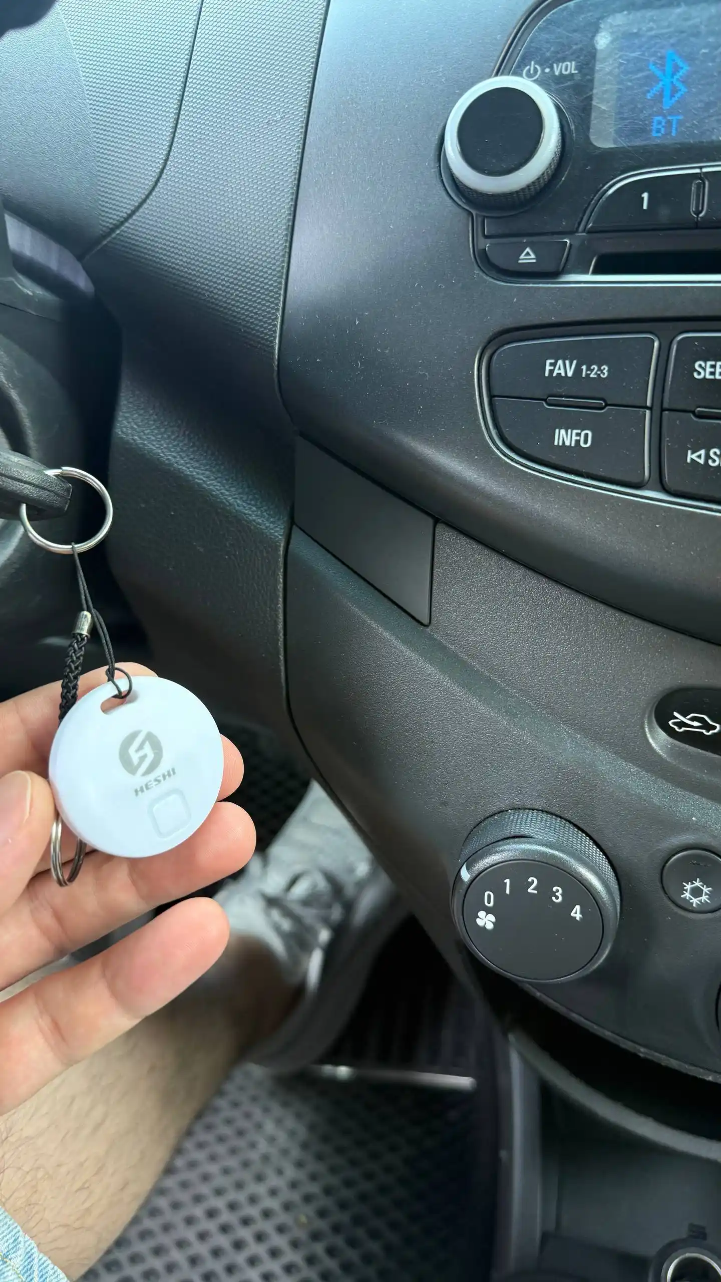 Aqlli Bluetooth GPS-treker, buyumlar, kalit va sumkalarni oson toping