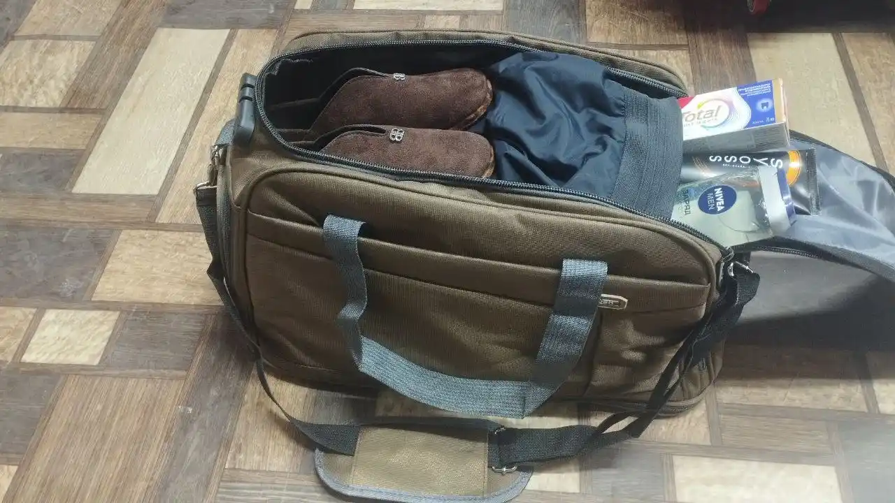 Bagon sayohat va sport sumkasi: suv o'tkazmaydigan, keng va qulay qora rangli yo'l xaltasi