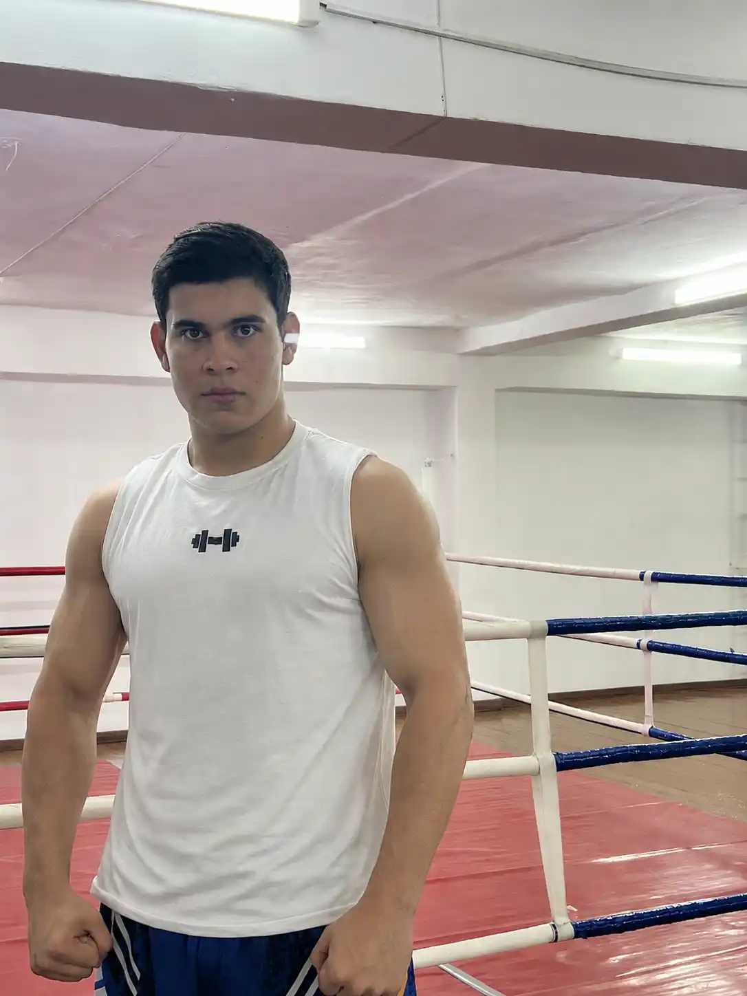 Erkaklar uchun yengsiz sport maykasi