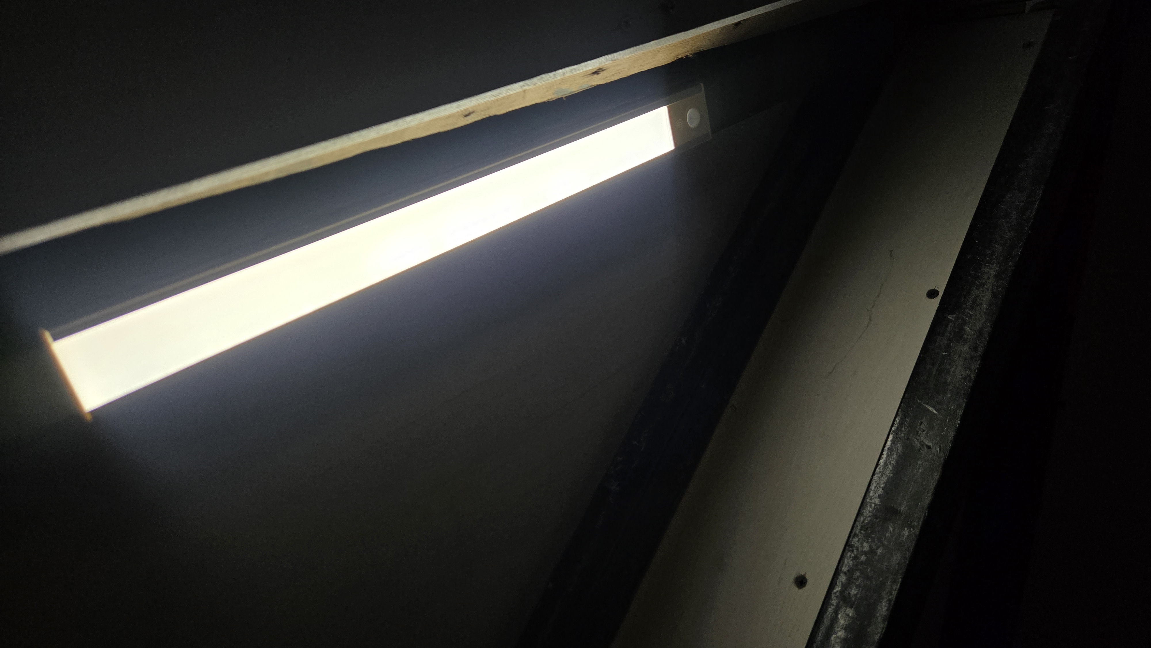 TypeC orqali quvatlanadigan ultrayupqa LED shkaf chirog'i, harakat sensori bilan, 20-60 sm