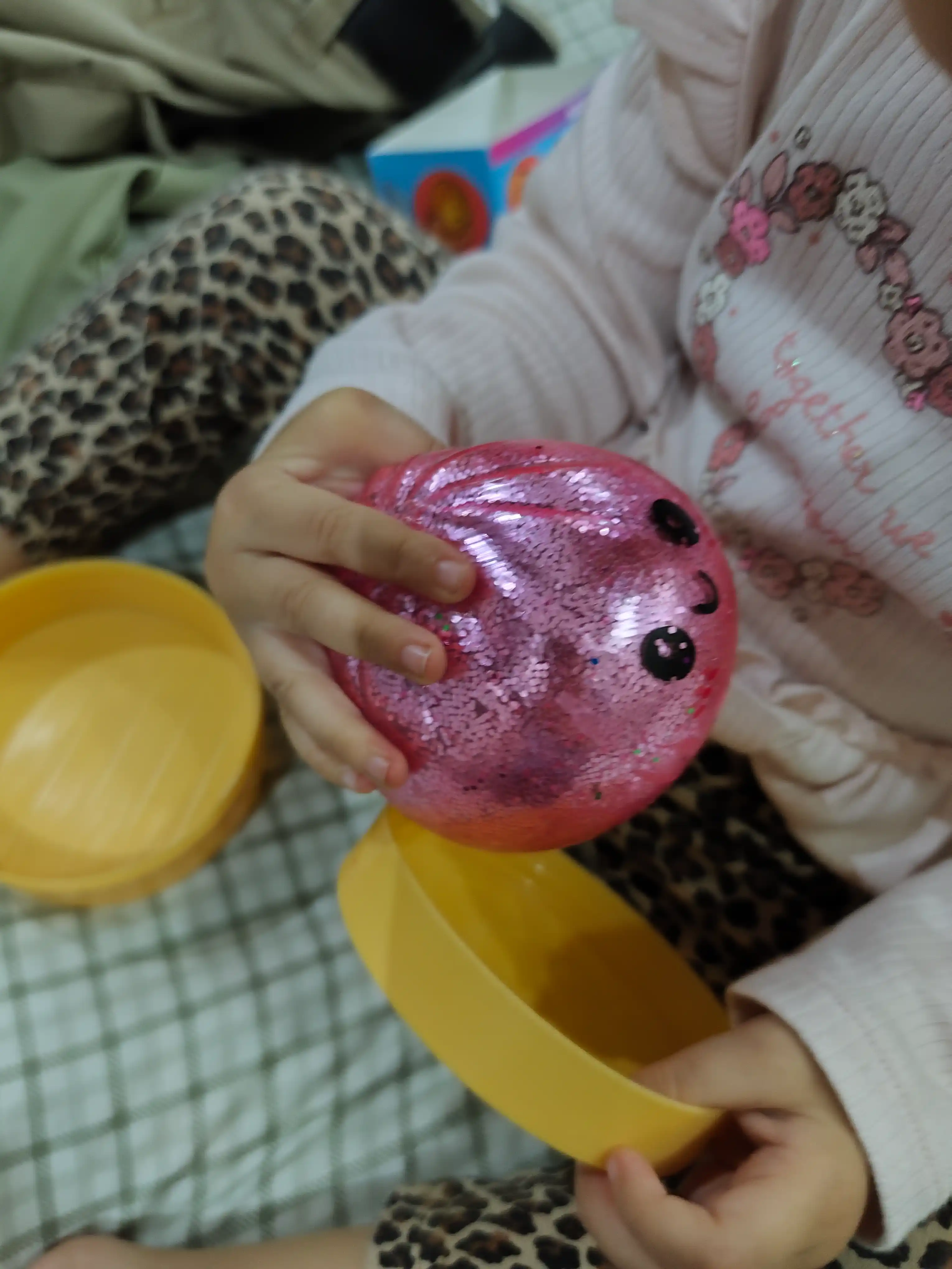 Stressga qarshi slaym, tasodifiy rangli, manti, barcha yoshdagilar uchun