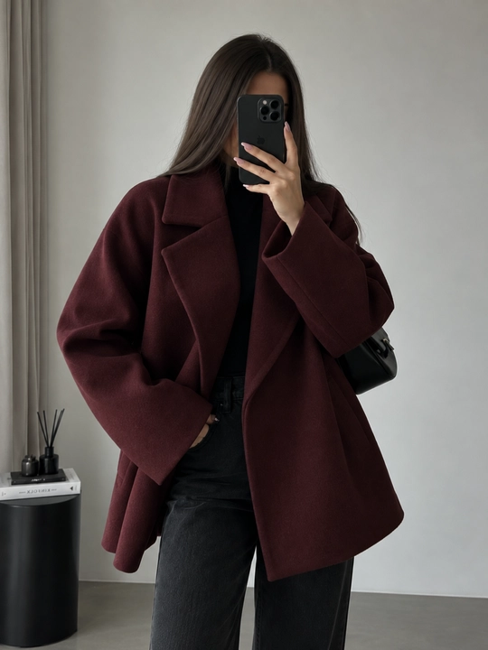 Ayollar pidjagi, katta o‘lchamli, shlyapa-tabletka bilan, ikki yoqlama jaket