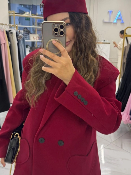 Ayollar pidjagi, katta o‘lchamli, shlyapa-tabletka bilan, ikki yoqlama jaket