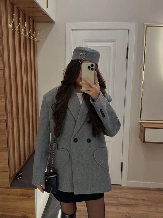 Ayollar pidjagi, katta o‘lchamli, shlyapa-tabletka bilan, ikki yoqlama jaket - 