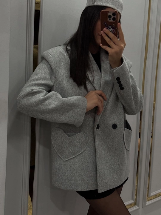 Ayollar pidjagi, katta o‘lchamli, shlyapa-tabletka bilan, ikki yoqlama jaket