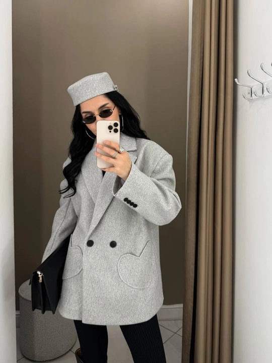 Ayollar pidjagi, katta o‘lchamli, shlyapa-tabletka bilan, ikki yoqlama jaket