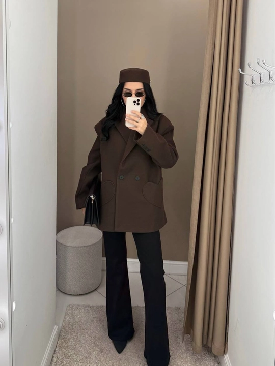 Ayollar pidjagi, katta o‘lchamli, shlyapa-tabletka bilan, ikki yoqlama jaket - 