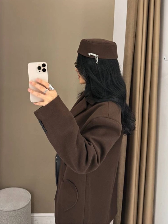 Ayollar pidjagi, katta o‘lchamli, shlyapa-tabletka bilan, ikki yoqlama jaket