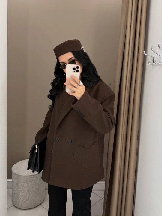 Ayollar pidjagi, katta o‘lchamli, shlyapa-tabletka bilan, ikki yoqlama jaket