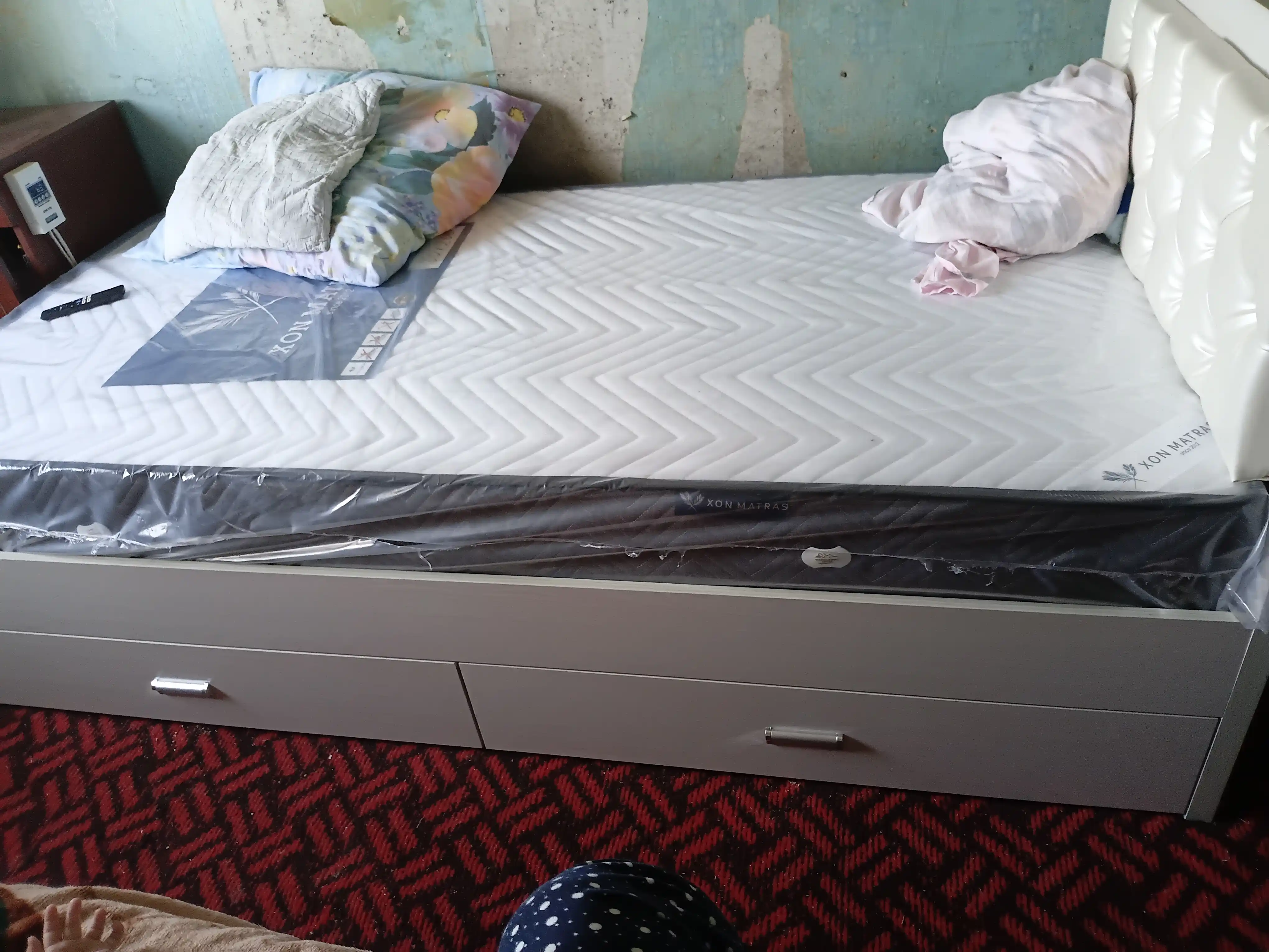 Bir kishilik karavot, tortmali va yumshoq bosh qismi bilan