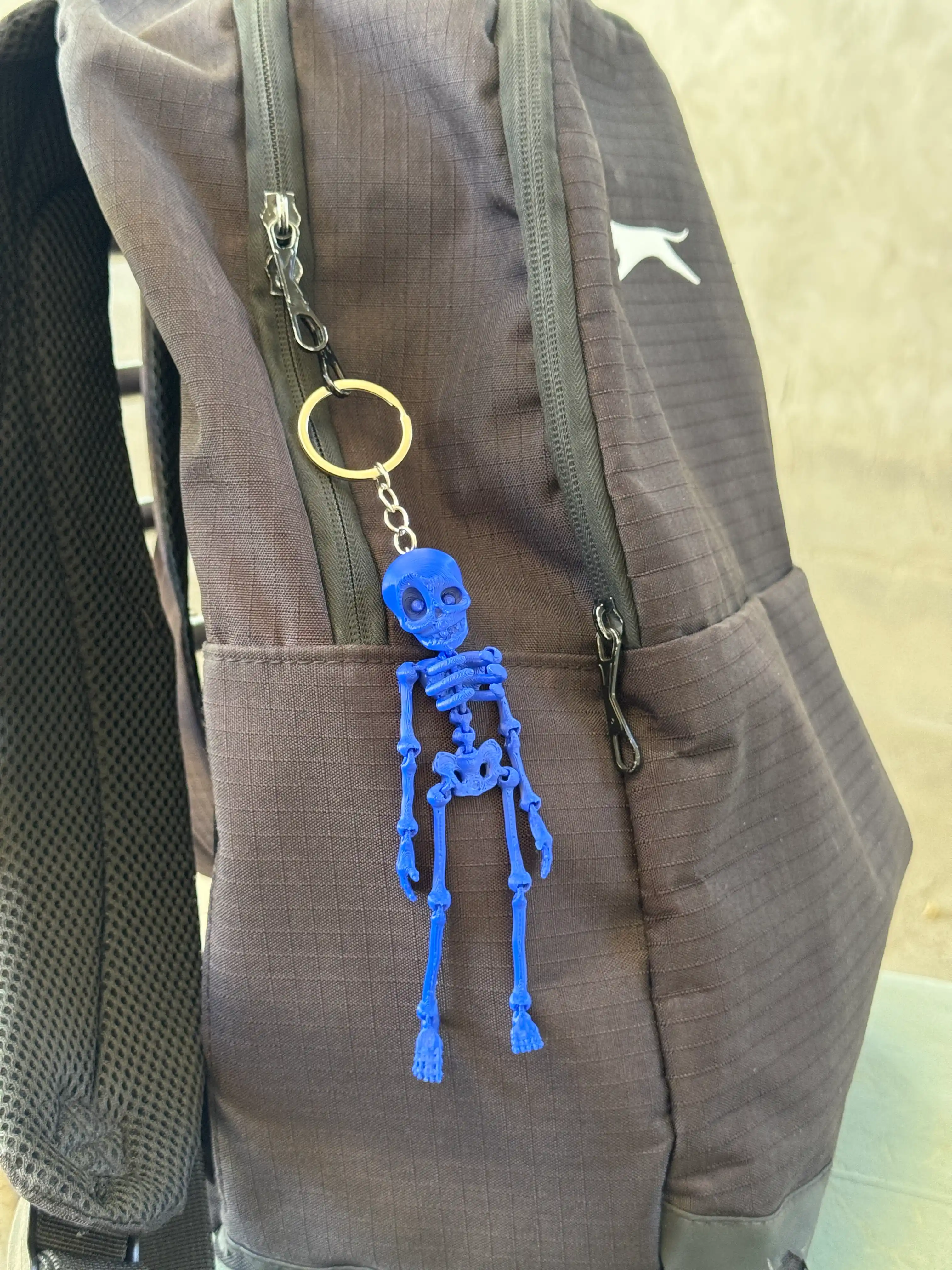 Qo‘zg‘aluvchan brelok odam skeleti, artikulyatsiyalangan brelok