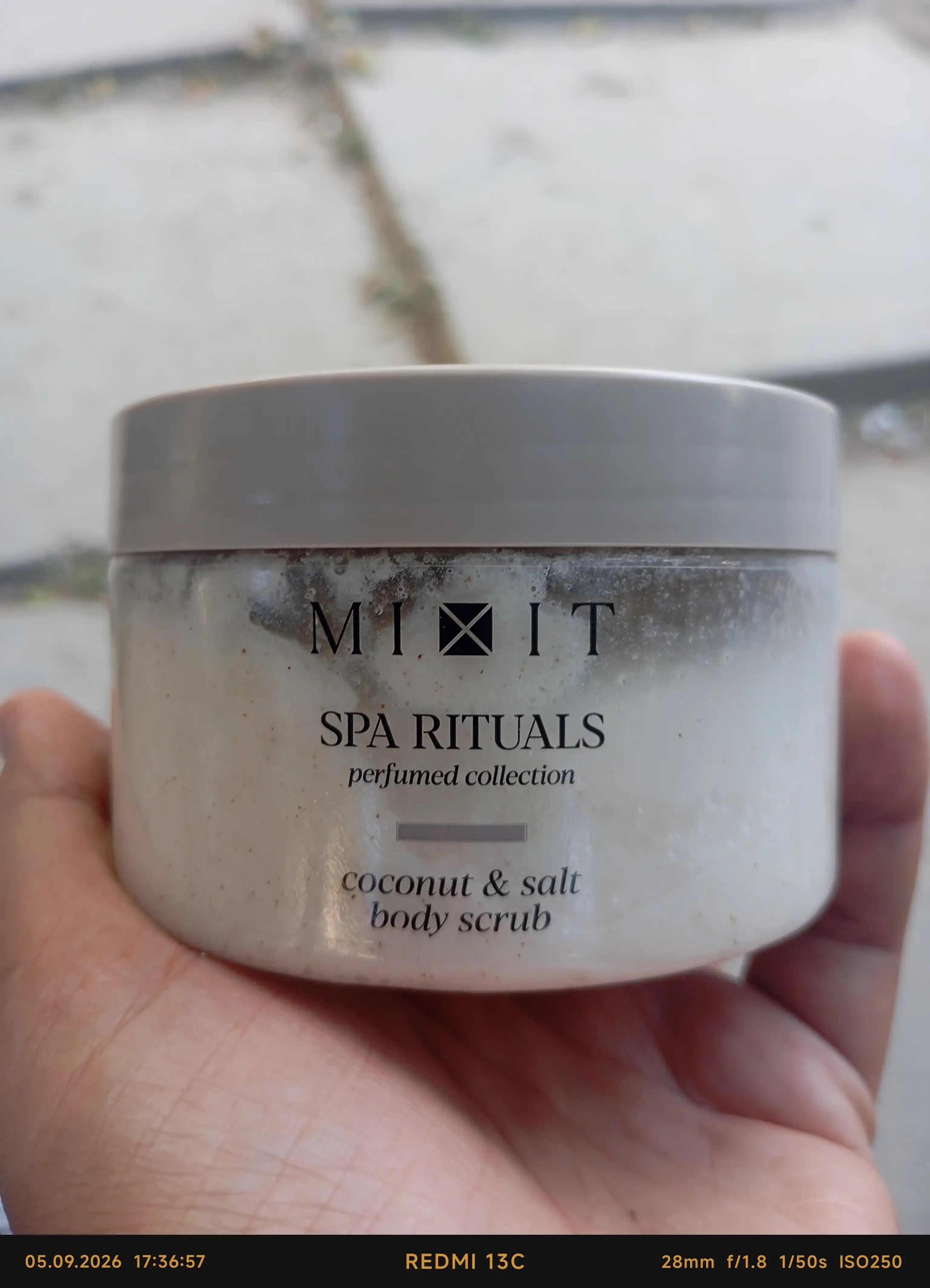 MIXIT SPA Rituals Perfumed Coconut & Salt Body Scrub - tana uchun skrab, 300 ml