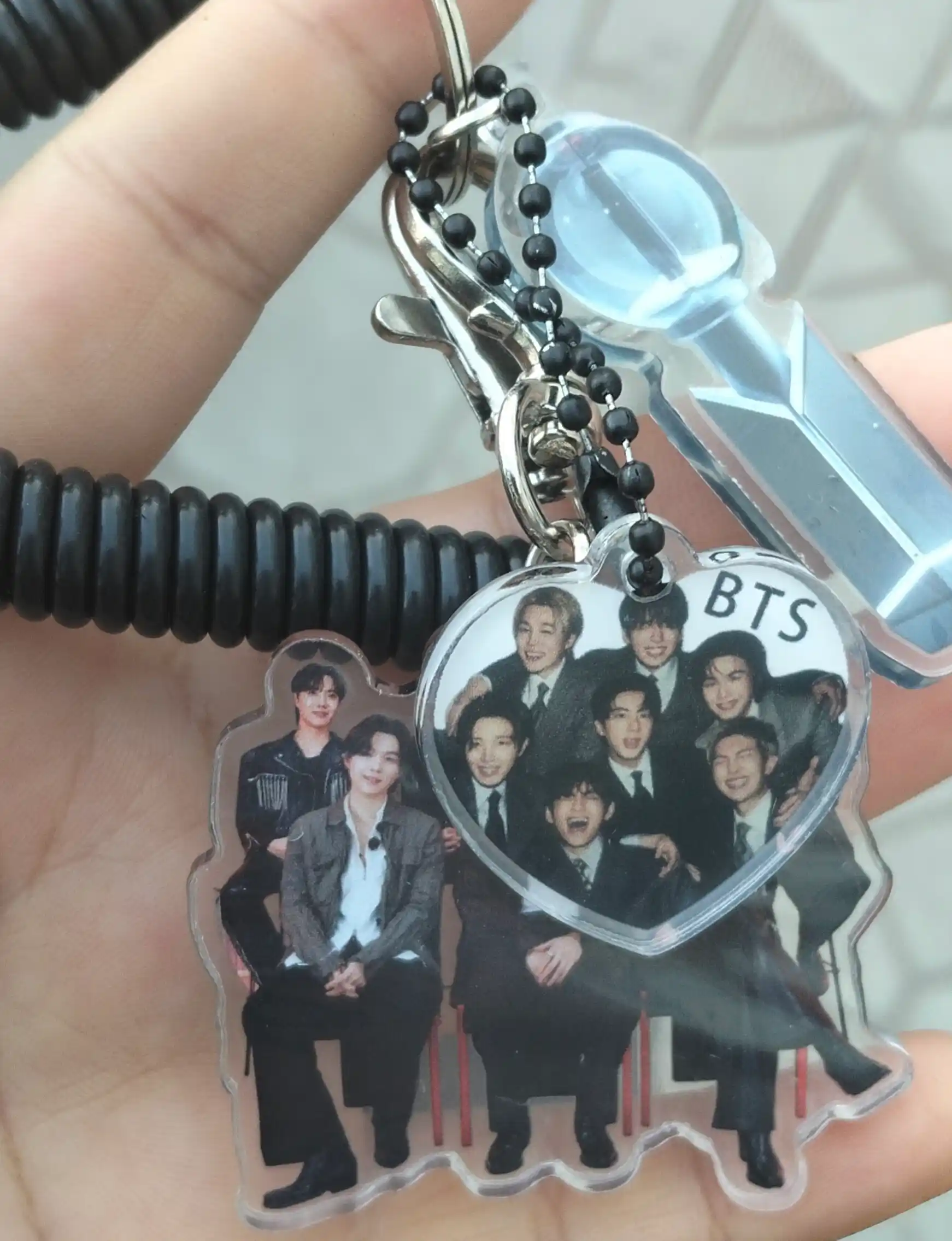 Sevimli K-pop idol BTS bilan akril brelogi