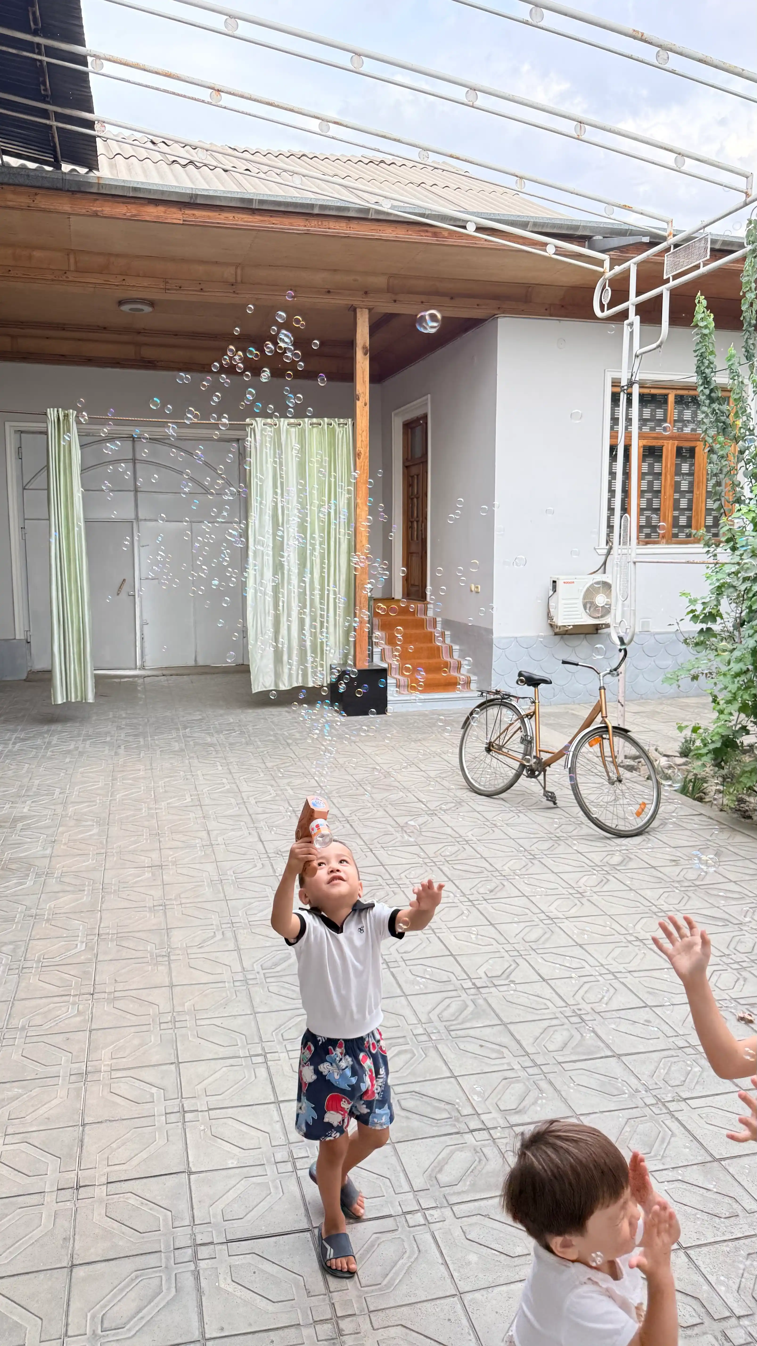Sovun pufakchalari uchun Bubble Gun to‘pponcha, avtomatik, LED bilan, bolalar o‘yinchog‘i