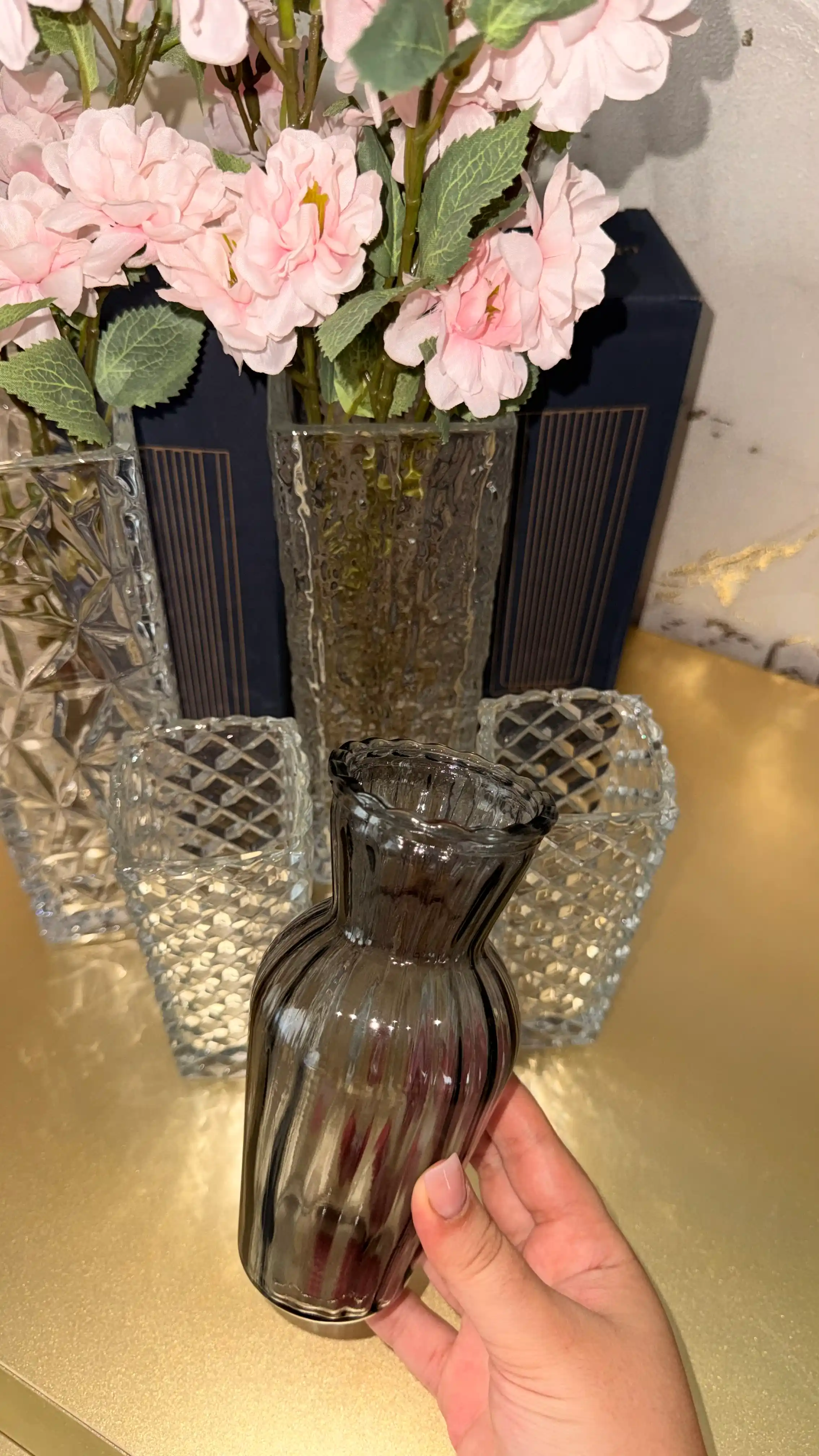 Tabiiy va sun’iy gullar uchun guldon vaza, shisha va sopol material, bakkarat