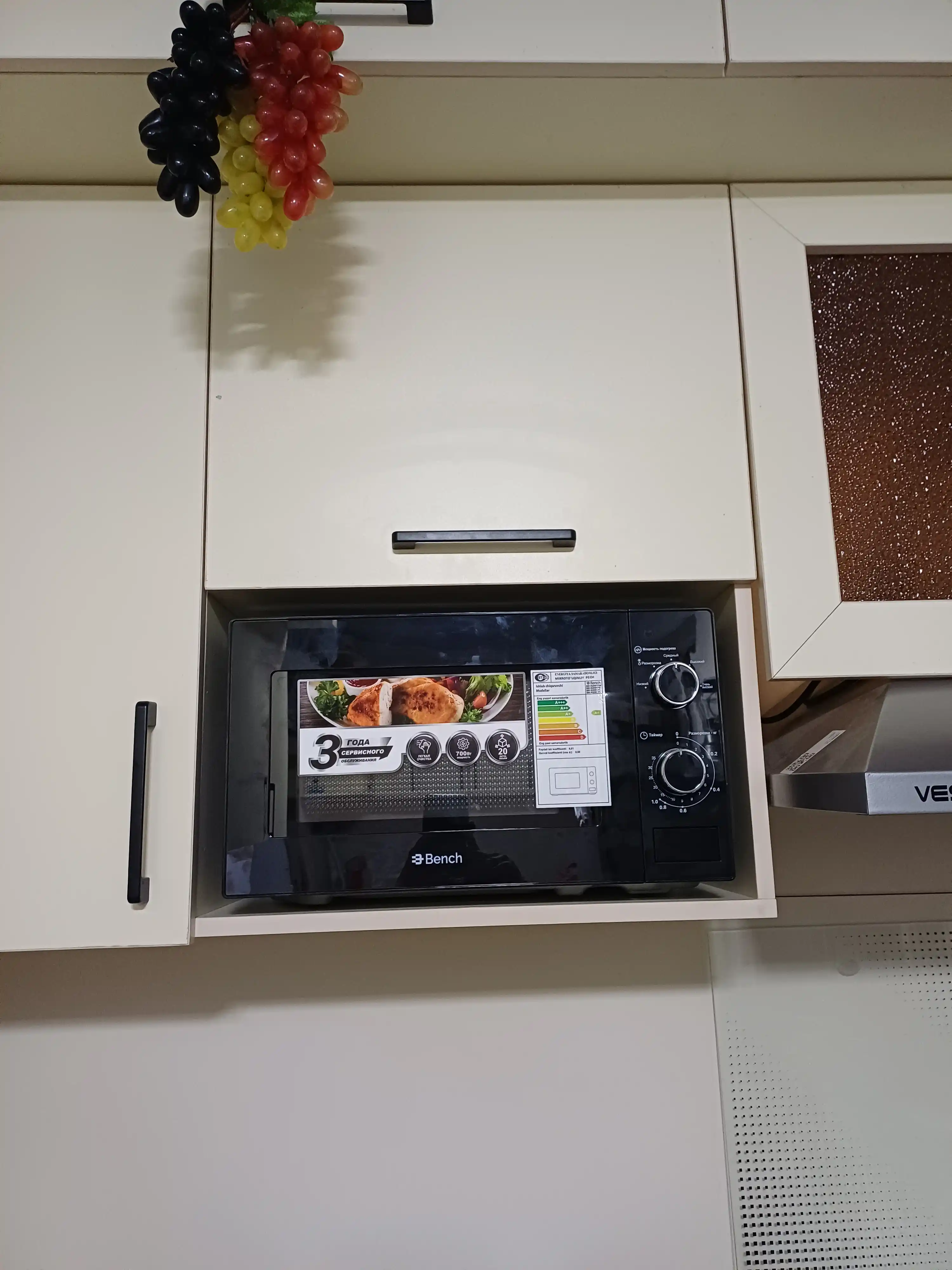 Mikroto‘lqinli pech Bench BM-M2001PB, 20 litr, 700 Vt, muzdan eritish