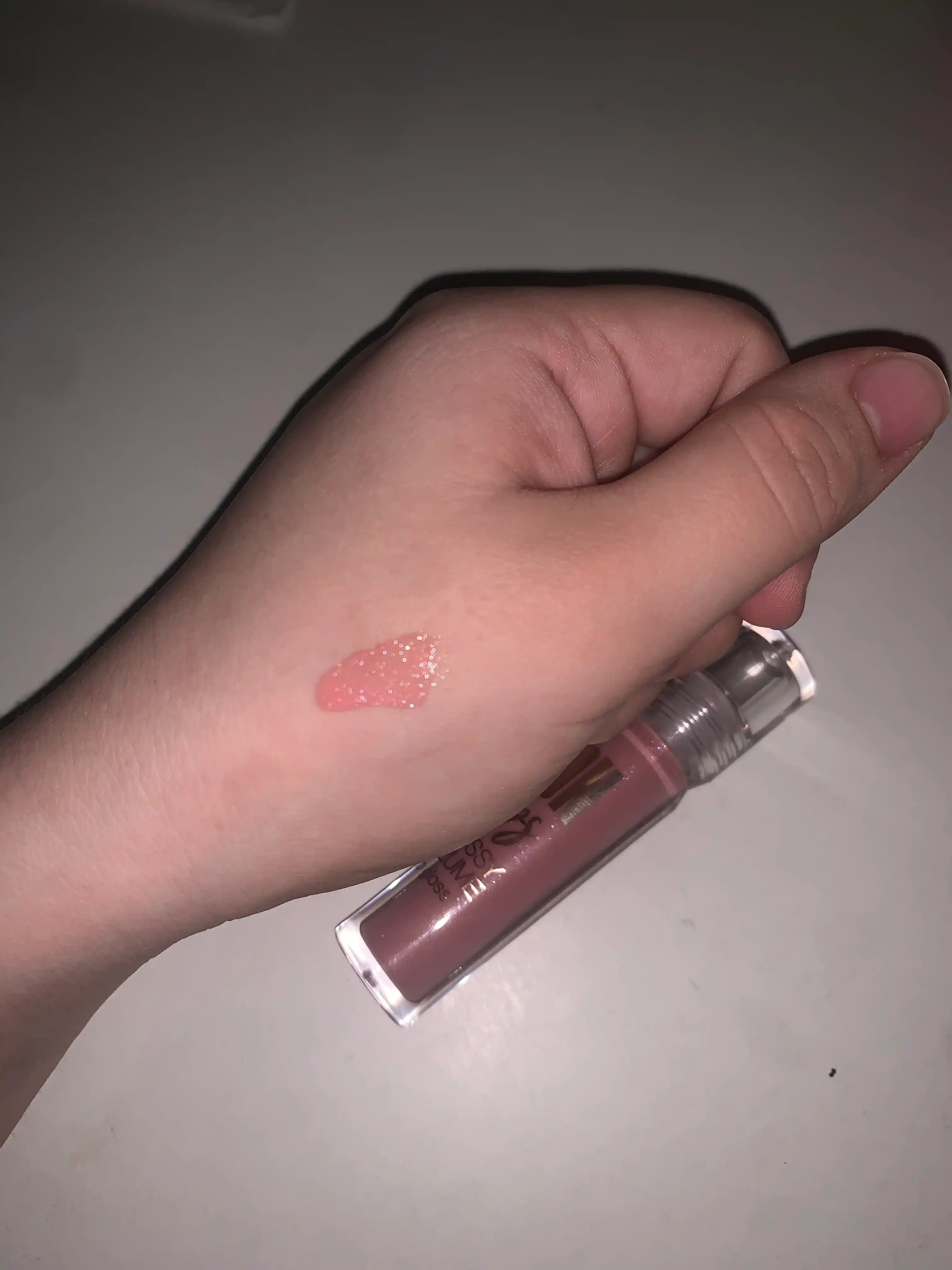 Hajm effekti bilan lab uchun yaltiroqlik LUXVISAGE ICON Lips Glossy Volume, LUXVISAGE