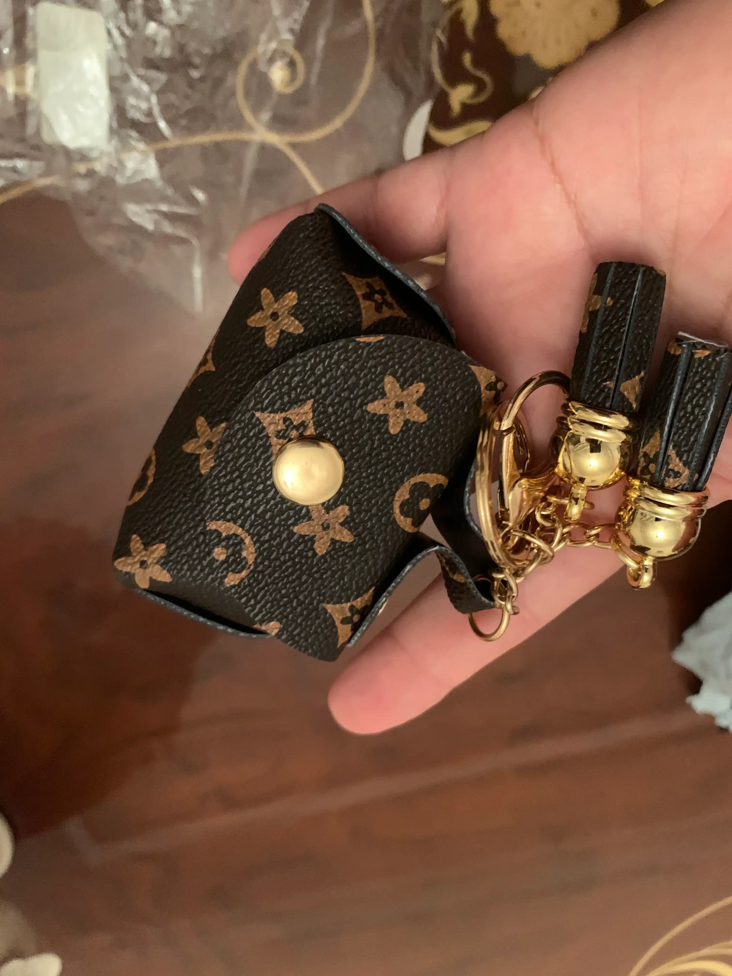 Karabinli lab bo‘yog‘i g‘ilofi, kichik kosmetik ushlagich, yurakchali charm aksessuar