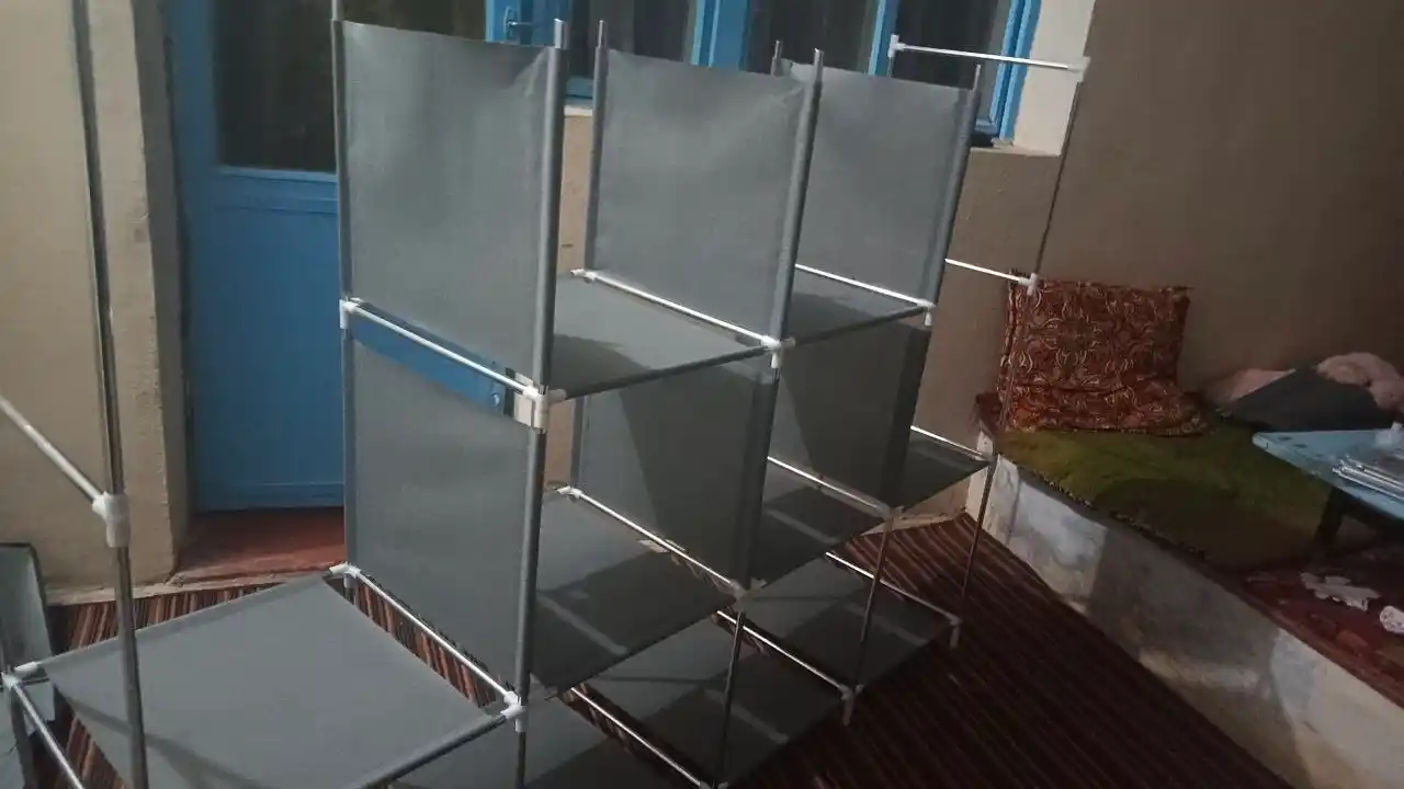 Matoli yig‘ma shkaf, kiyimlar uchun garderob, javonli va osma bo‘limli