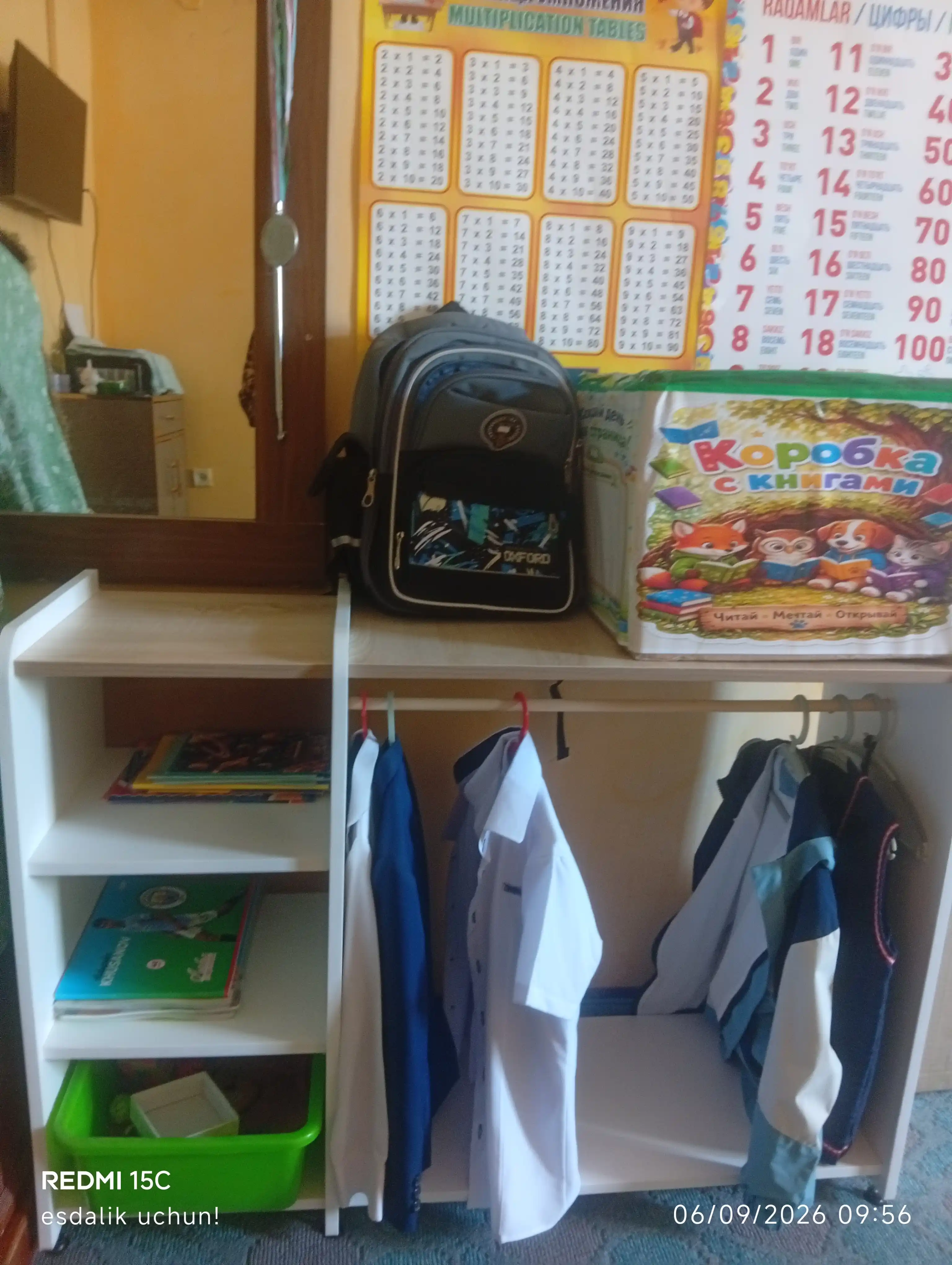 Детский стеллаж для одежды с вешалкой и полками (Montessori)