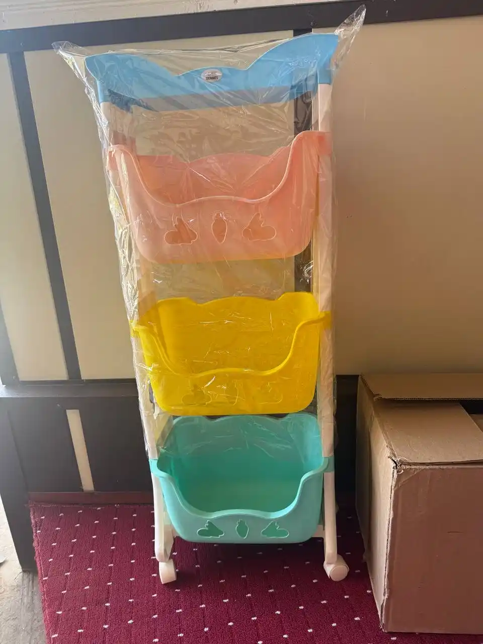 Plastik pol tokcha, g'ildiraklarda oshxona, hammom uchun