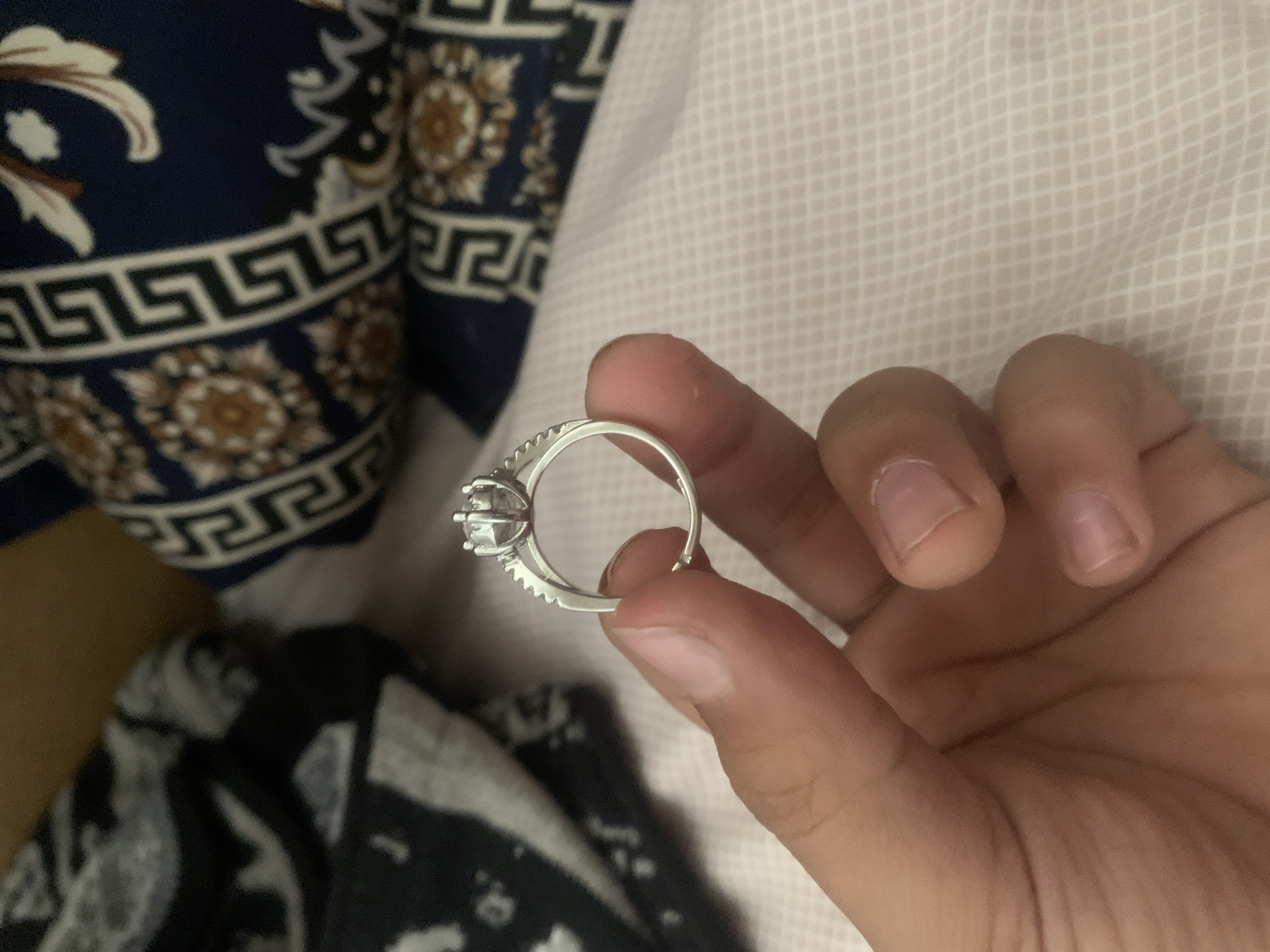 Ayollar va qizlar uchun uzuk, zirak va toshli taqinchoqlardan iborat nafis to‘plam