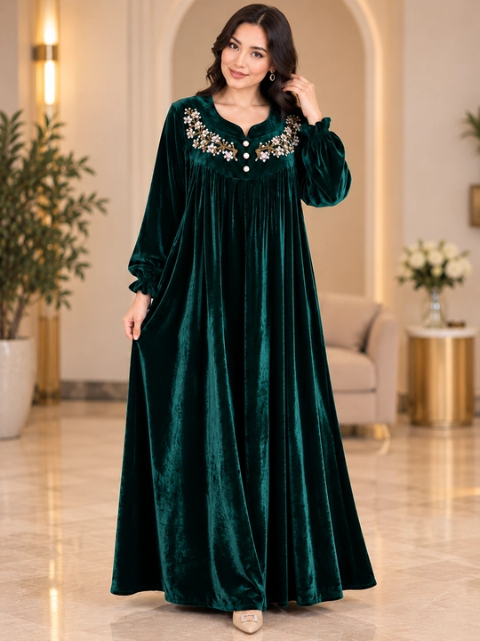 Ayollar uchun nafis velyur ko‘ylak, uzun va keng bichimli, gul naqshli - 