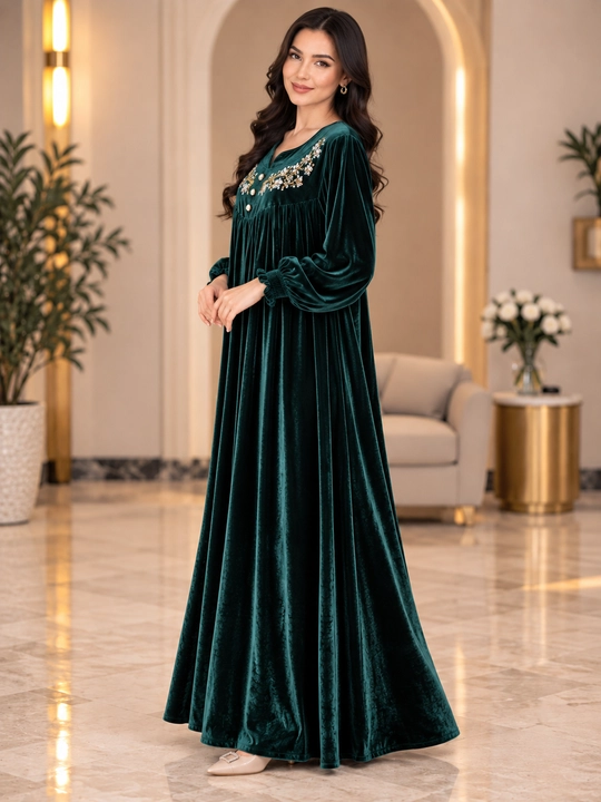 Ayollar uchun nafis velyur ko‘ylak, uzun va keng bichimli, gul naqshli