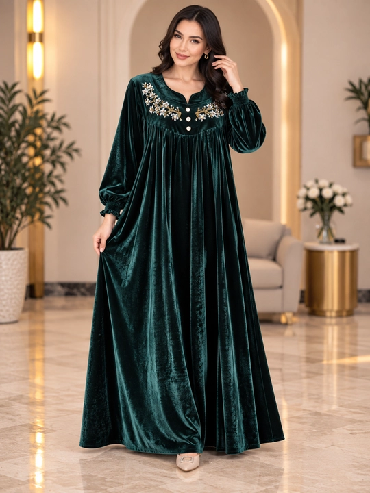Ayollar uchun nafis velyur ko‘ylak, uzun va keng bichimli, gul naqshli