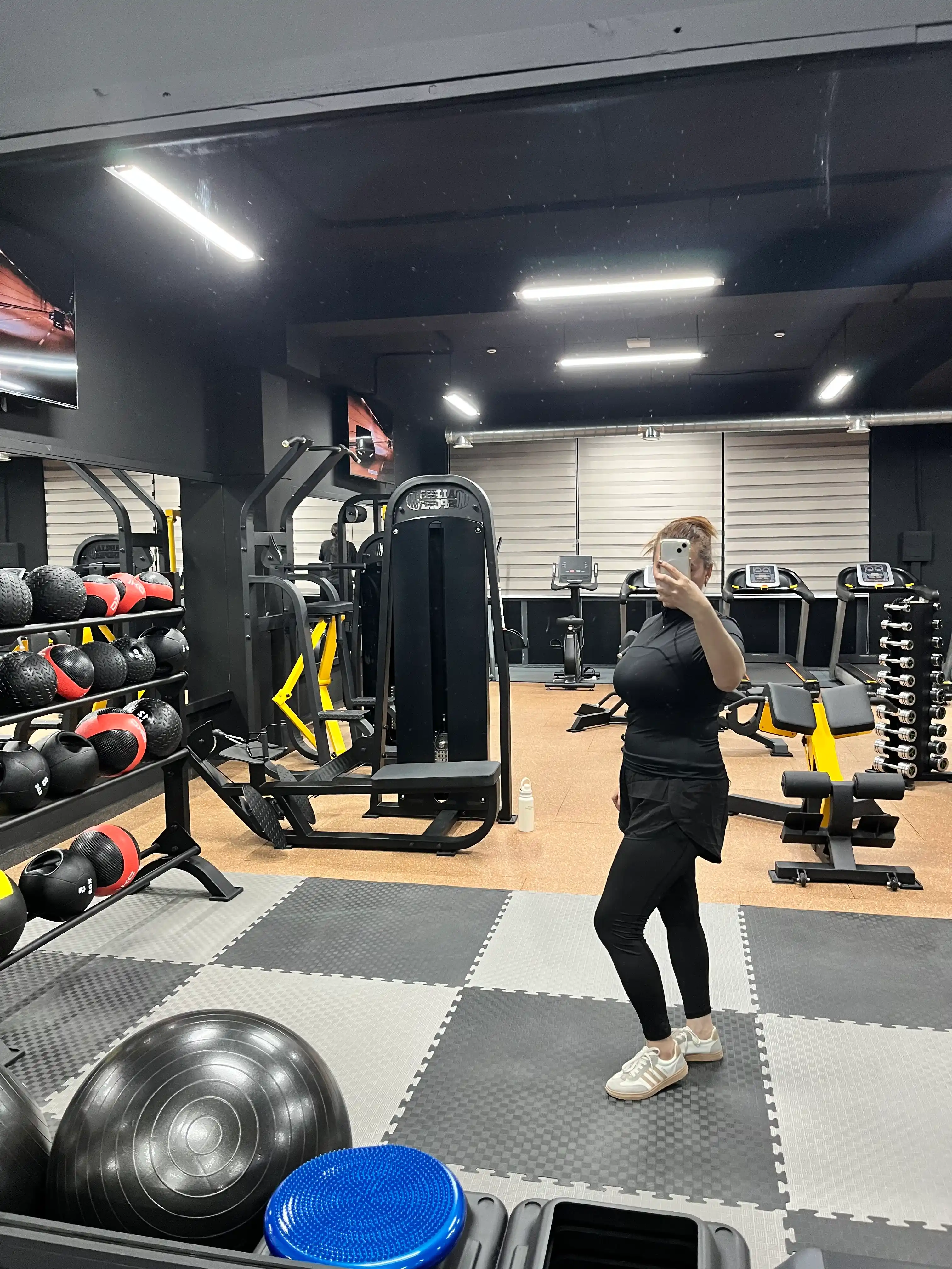 Ayollar uchun slim fit kompression futbolka FITMUSE fitness sport uchun qomatni tortuvchi