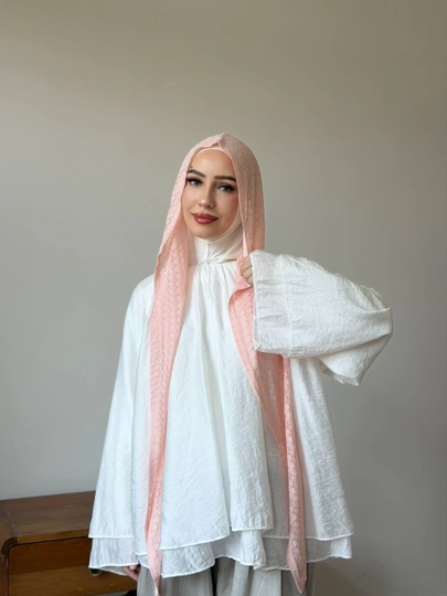 Bishkekda ishlab chiqarilgan yuqori sifatli ayollar sharf-kapyushoni, tabiiy to‘qilgan, marvarid bilan bezatilgan