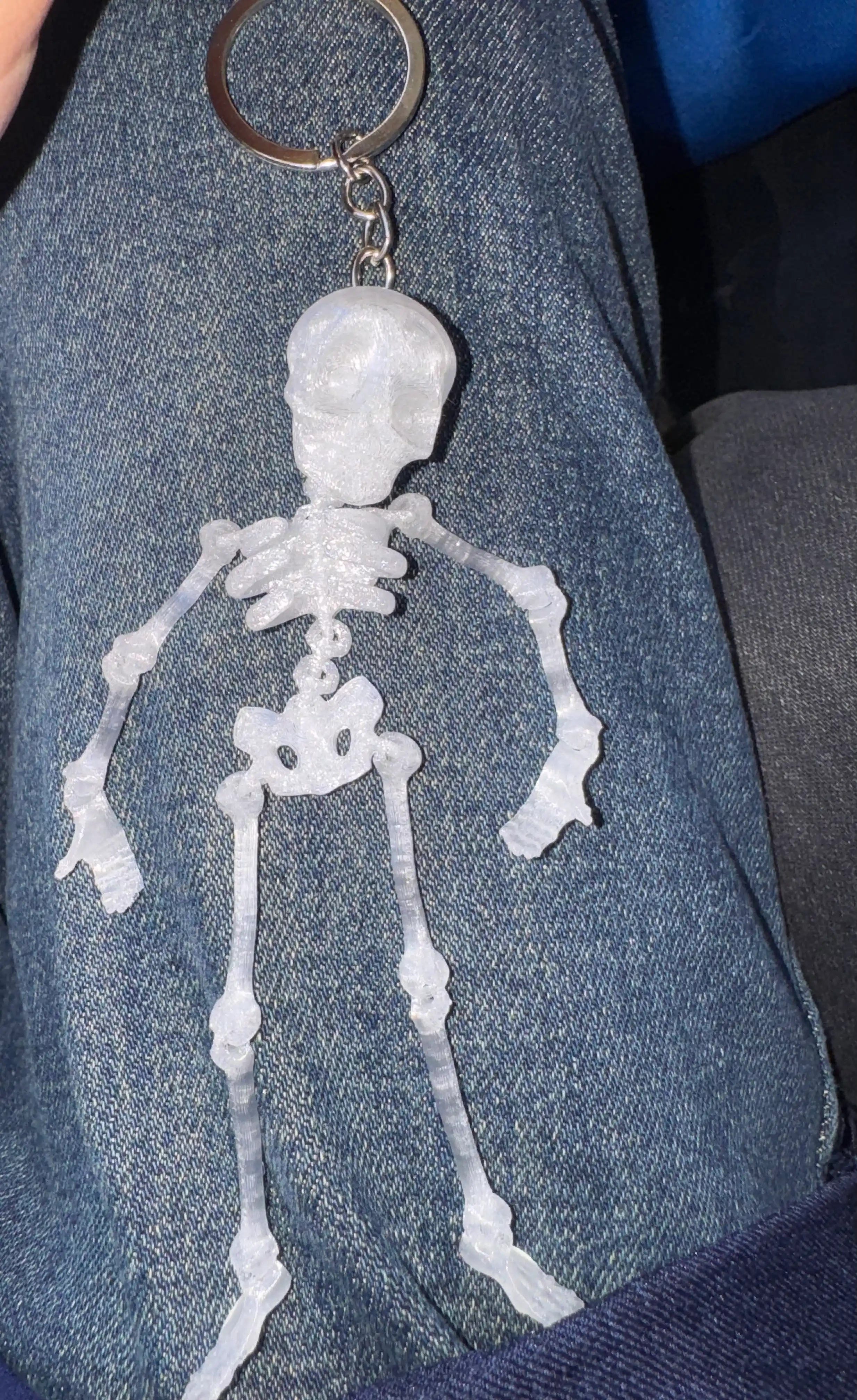 Qo‘zg‘aluvchan brelok odam skeleti, artikulyatsiyalangan brelok