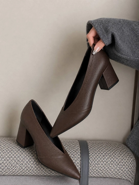 Ayollar uchun klassik poyabzal, tabiiy charm, poshnasi 6 sm, o‘lchami bir xil