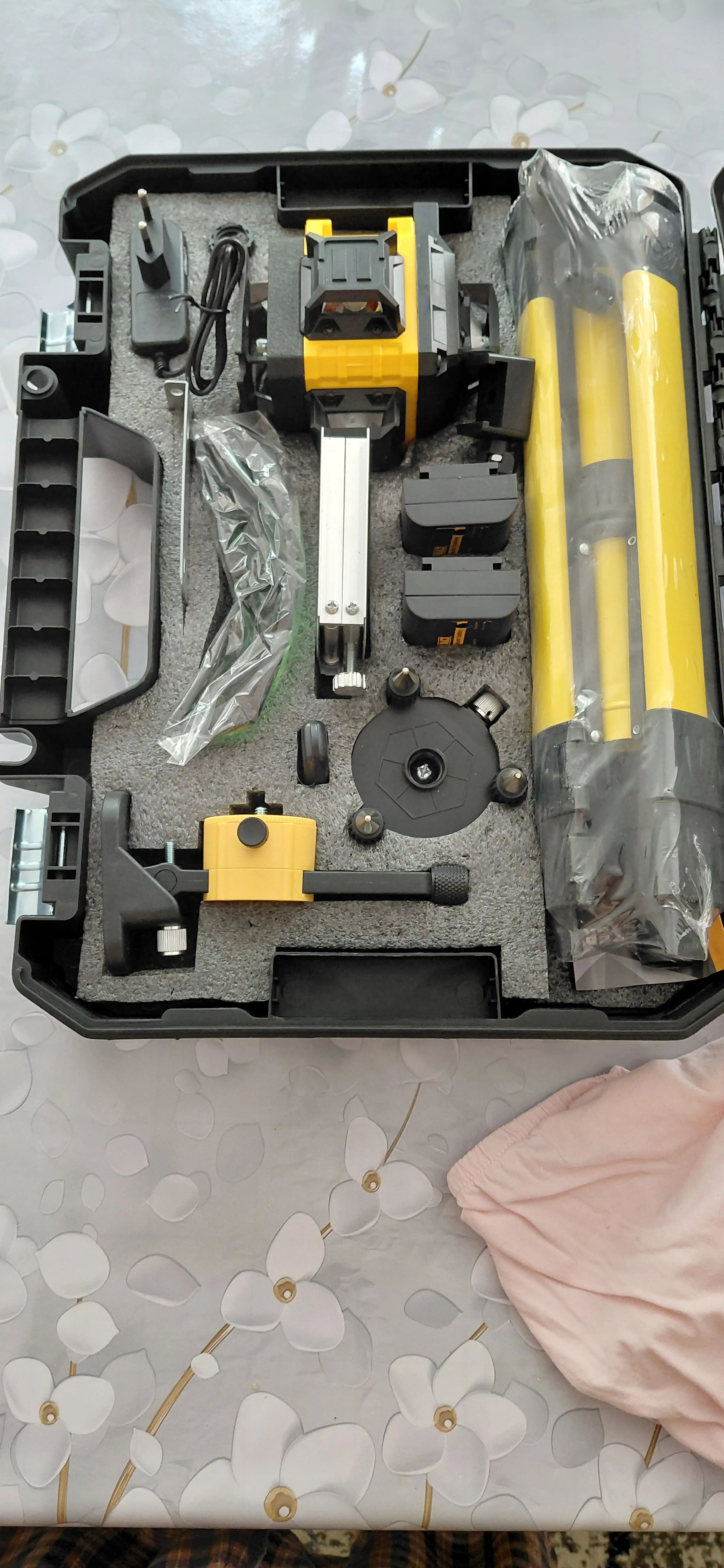 Лазерный уровень 4D Dewalt D16, со стойкой