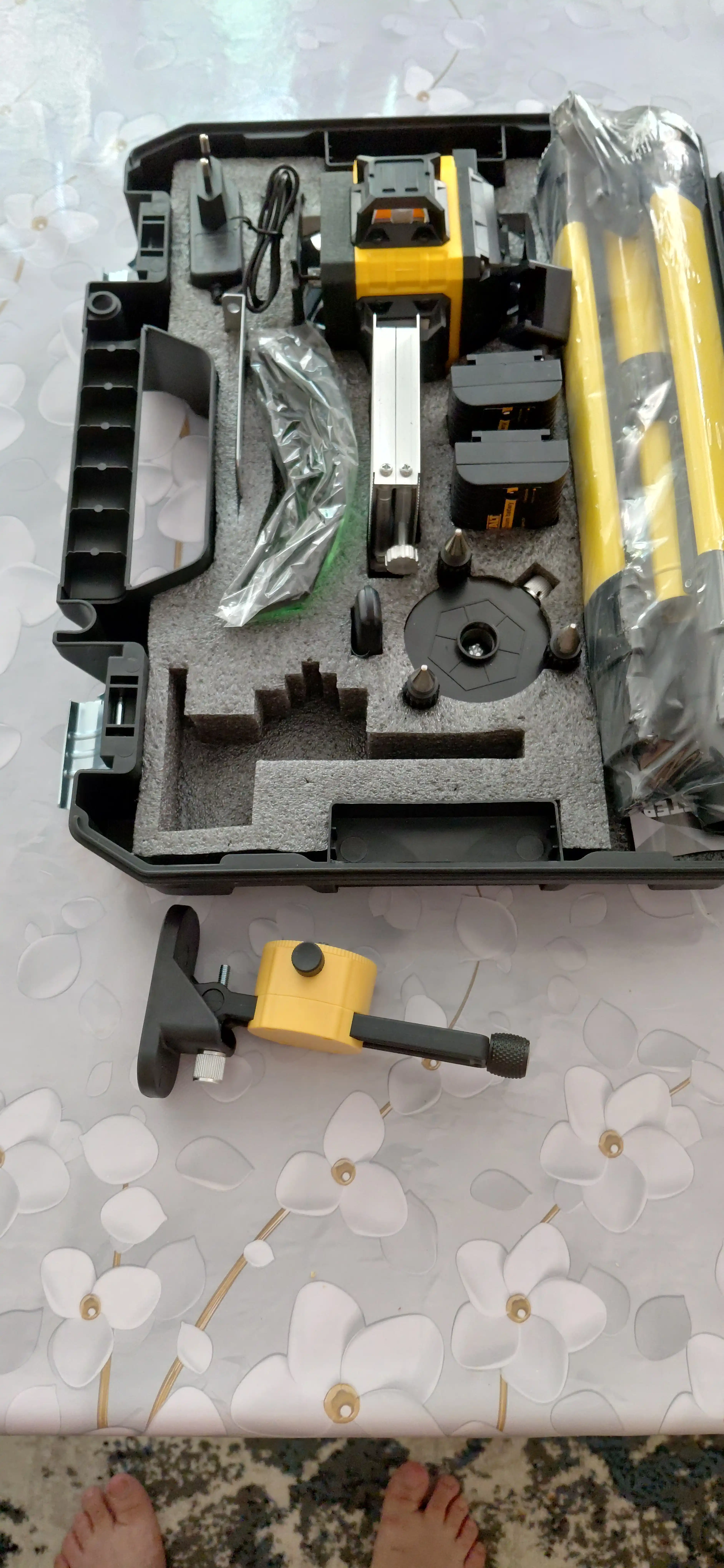 Лазерный уровень 4D Dewalt D16, со стойкой