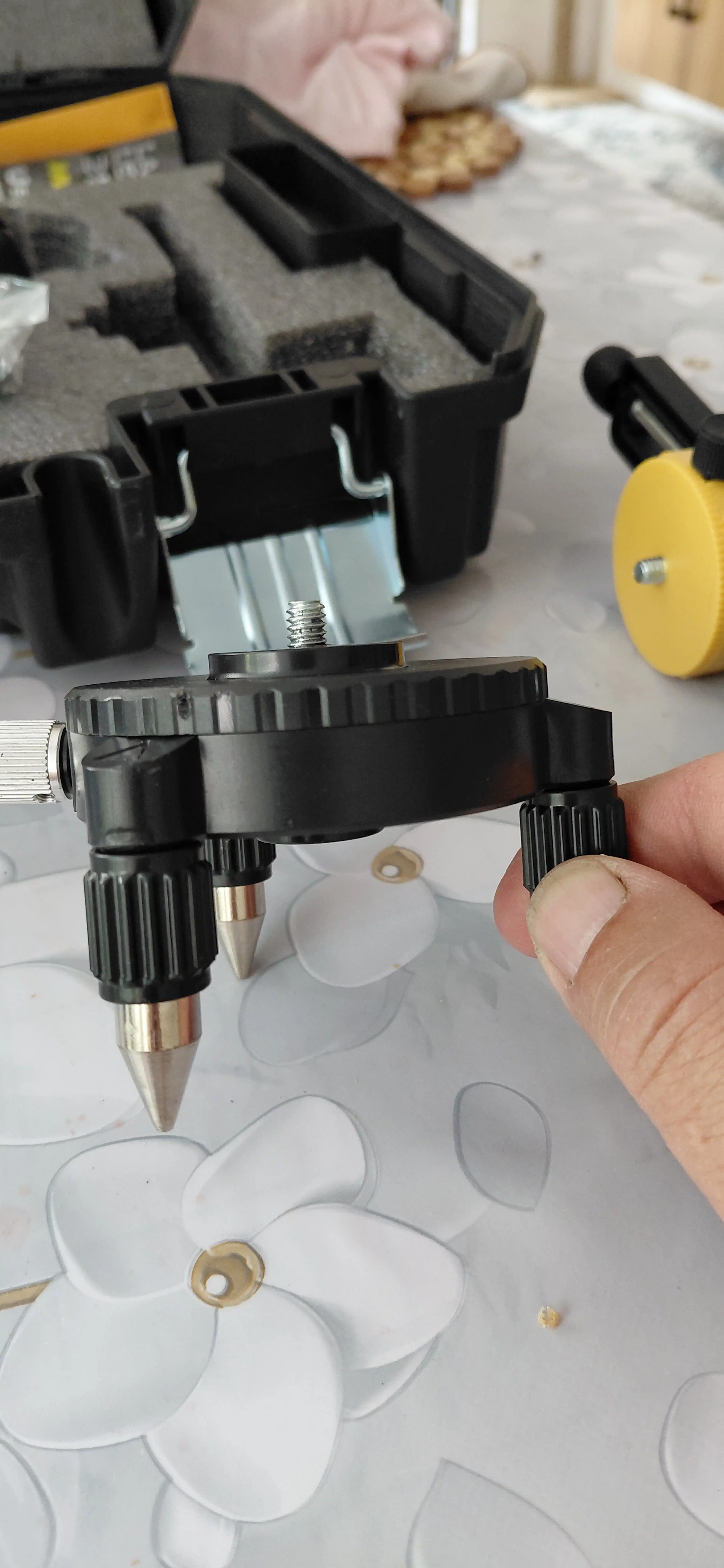 Лазерный уровень 4D Dewalt D16, со стойкой