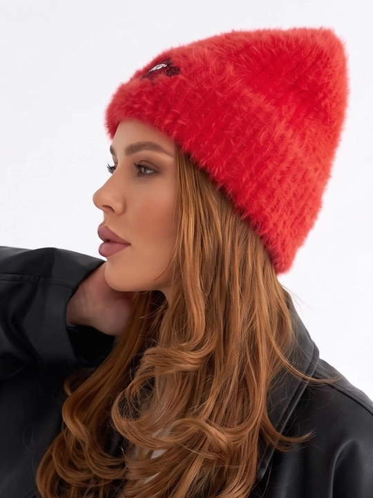 UMA ayollar uchun kashtali va qaytarma qismli yumshoq beanie shapkasi