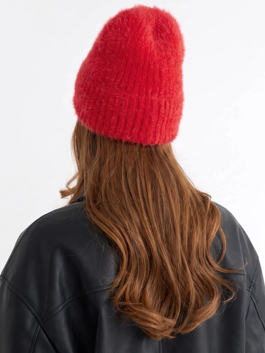 UMA ayollar uchun kashtali va qaytarma qismli yumshoq beanie shapkasi