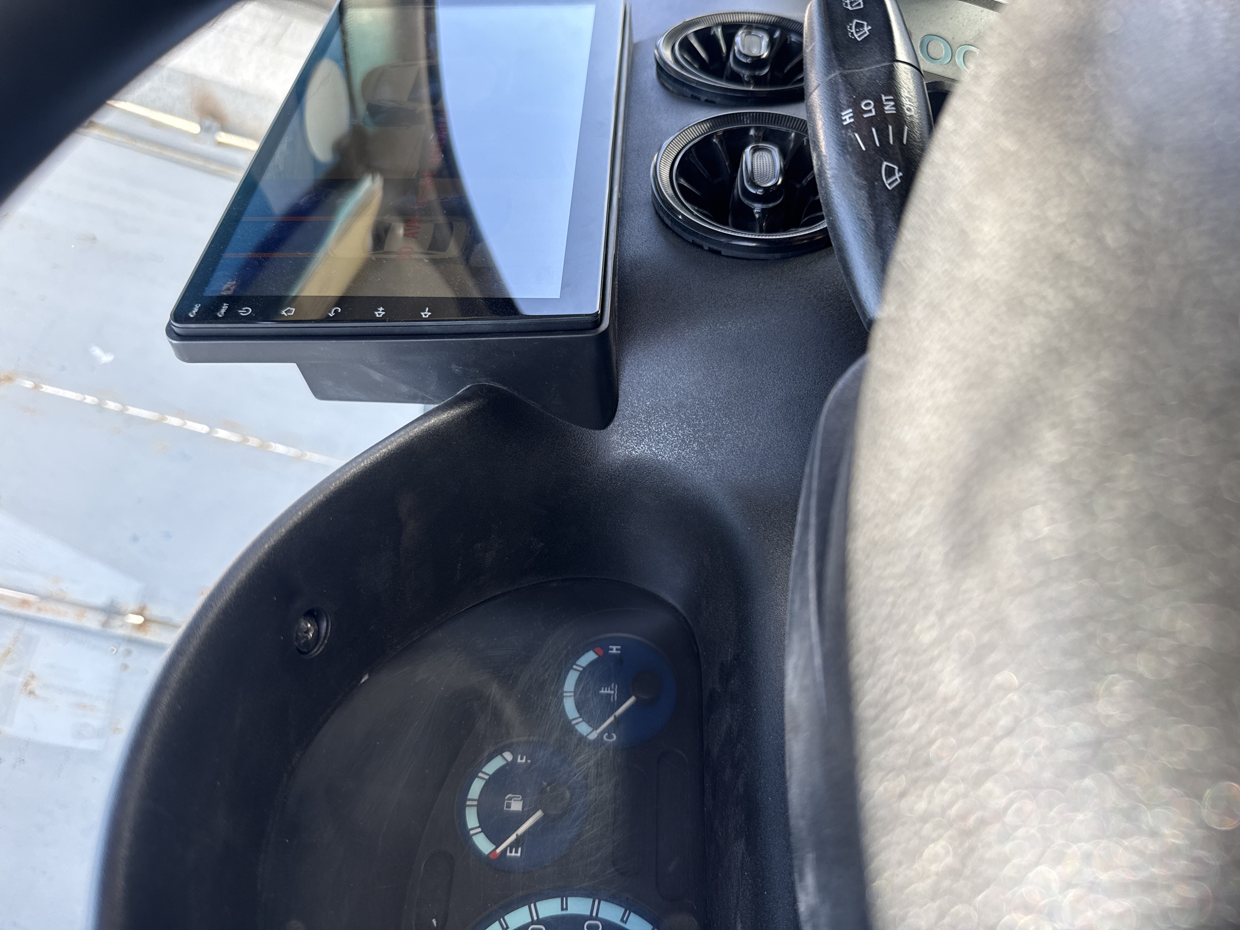 Matiz adapter ramkasi (tepada joylashgan), kabellari 10.2 dyumli Android monitorlarga