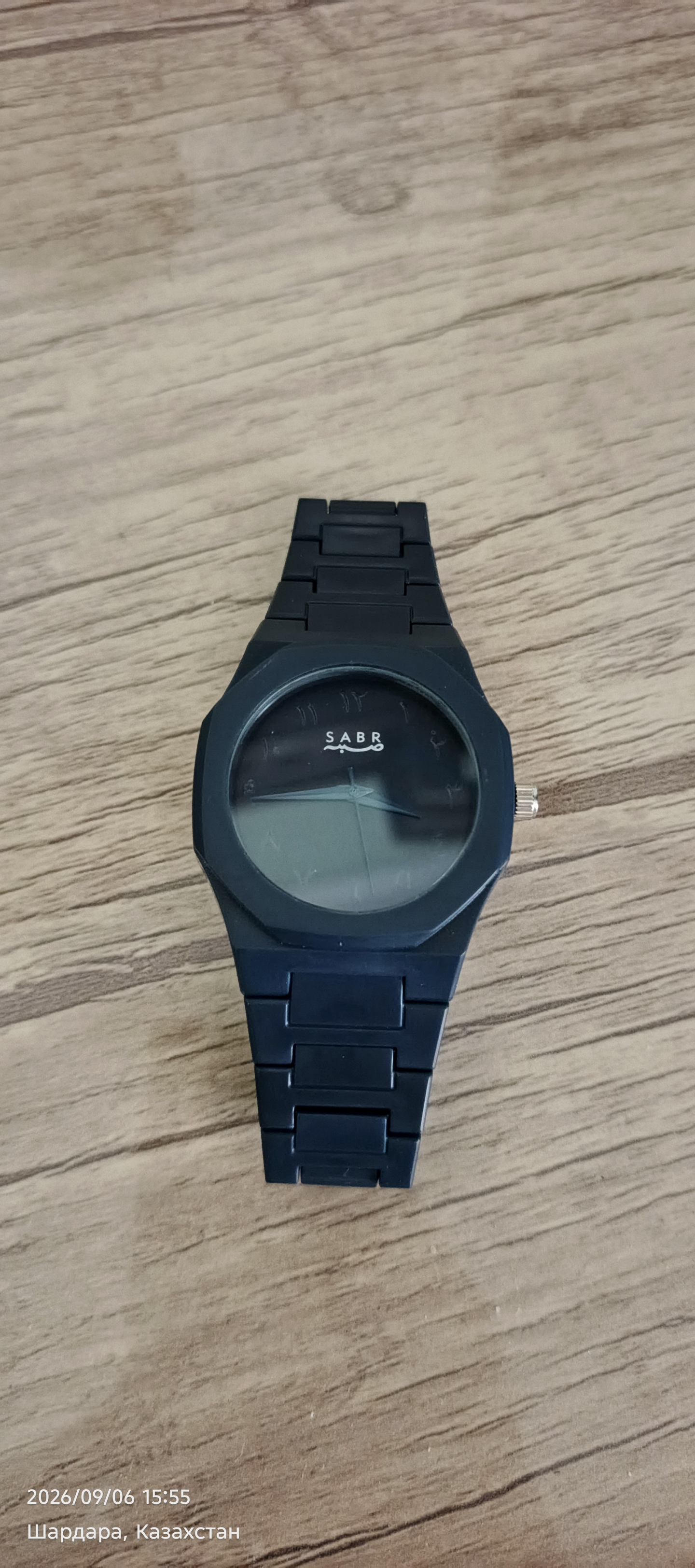 Aura Shadow Black - erkaklar soati, minimalizm uslubida