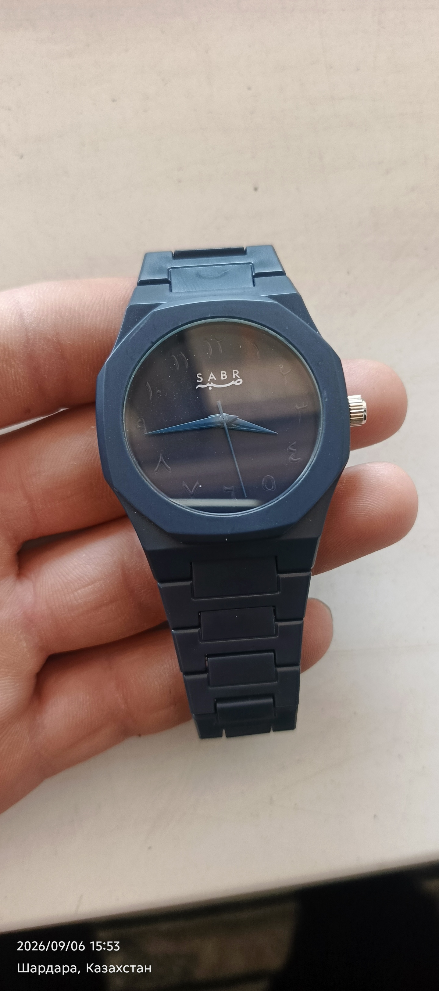 Aura Shadow Black - erkaklar soati, minimalizm uslubida
