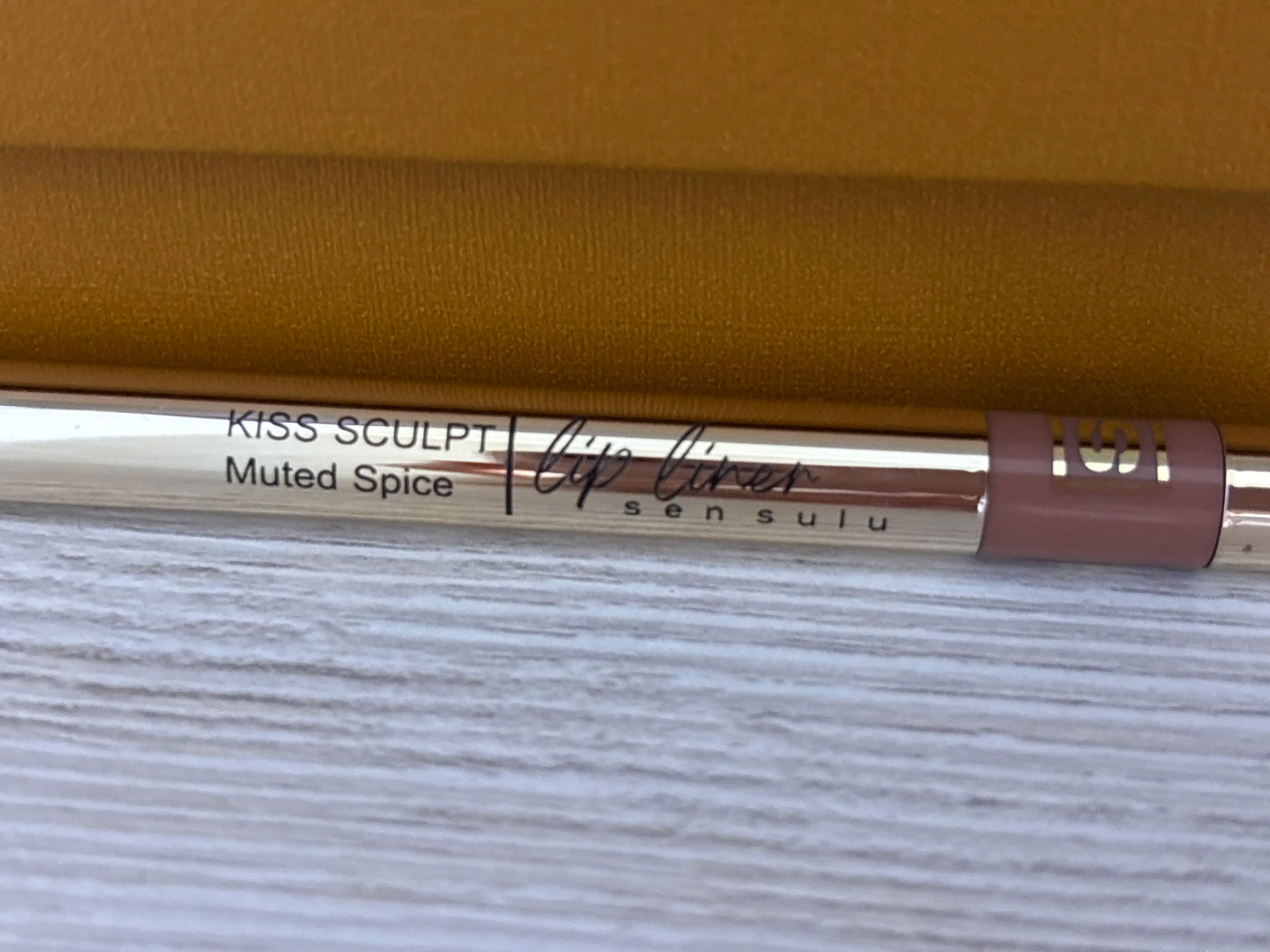 Qalam lablar uchun Sensulu "I am Defined Lip Liner"