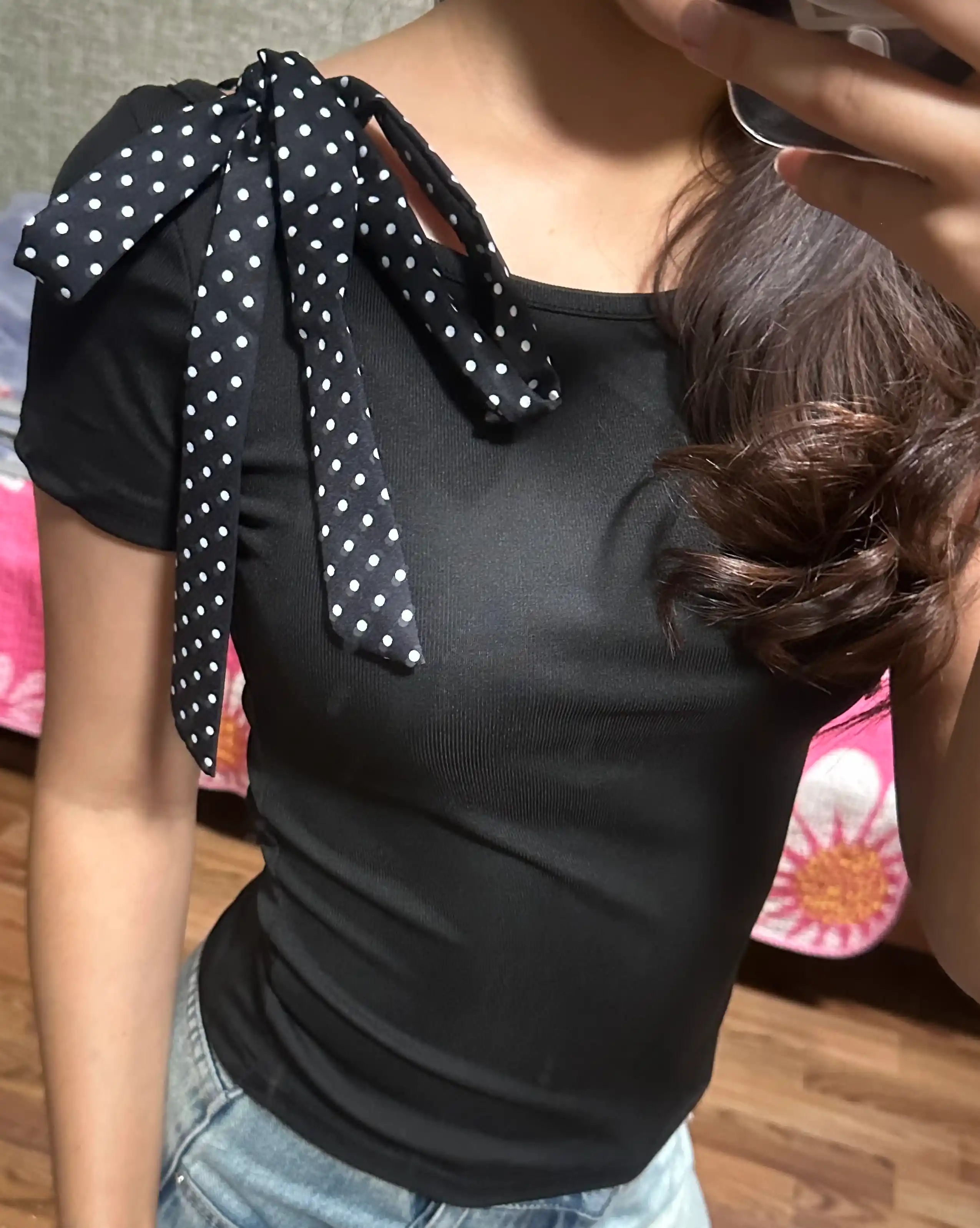 Yelkasida bantli ayollar topi
