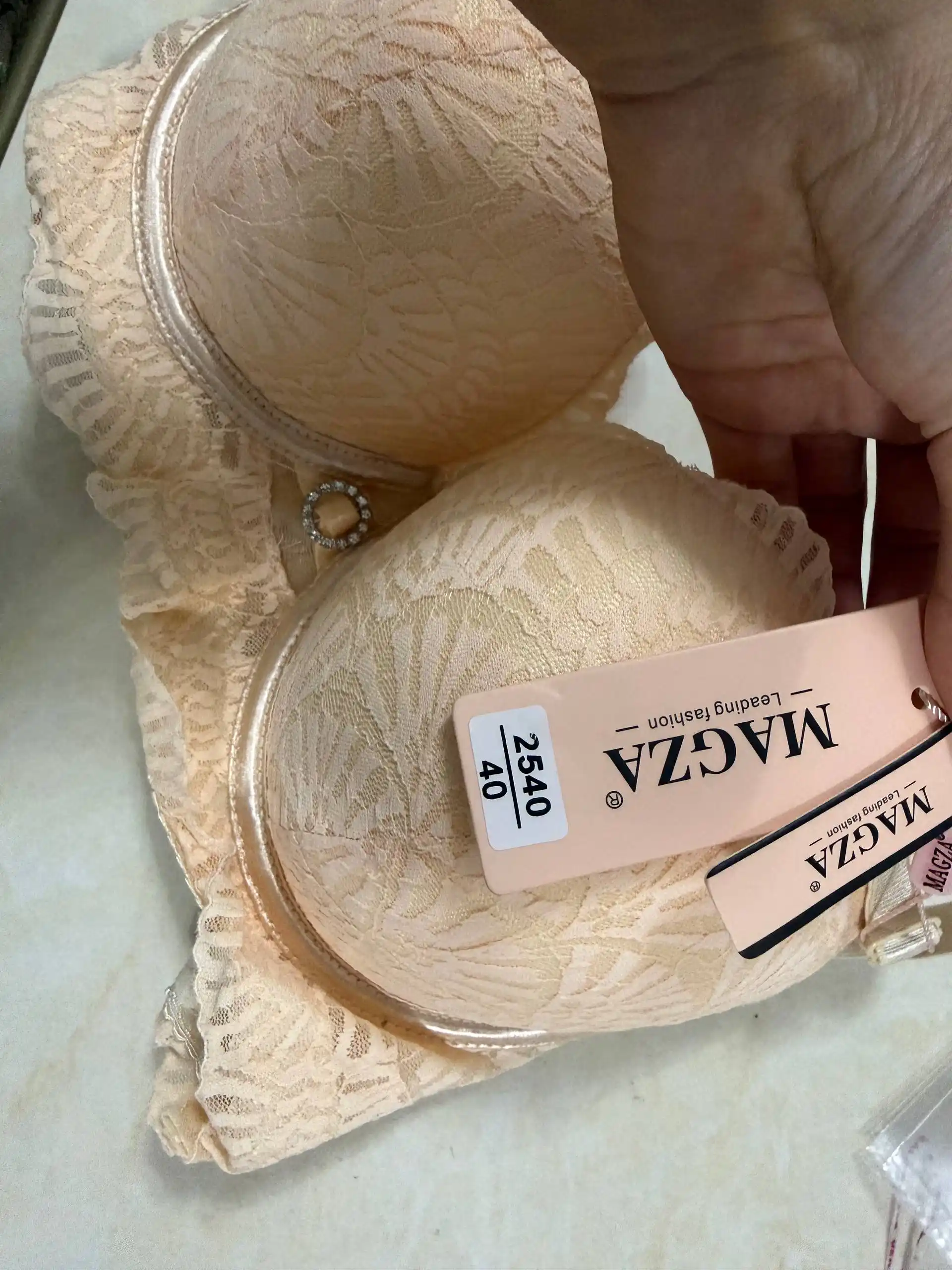 Magza ayollar ichki kiymi, yumshoq porolinli va sozlamali tasma, paypoq sovg'aga beriladi
