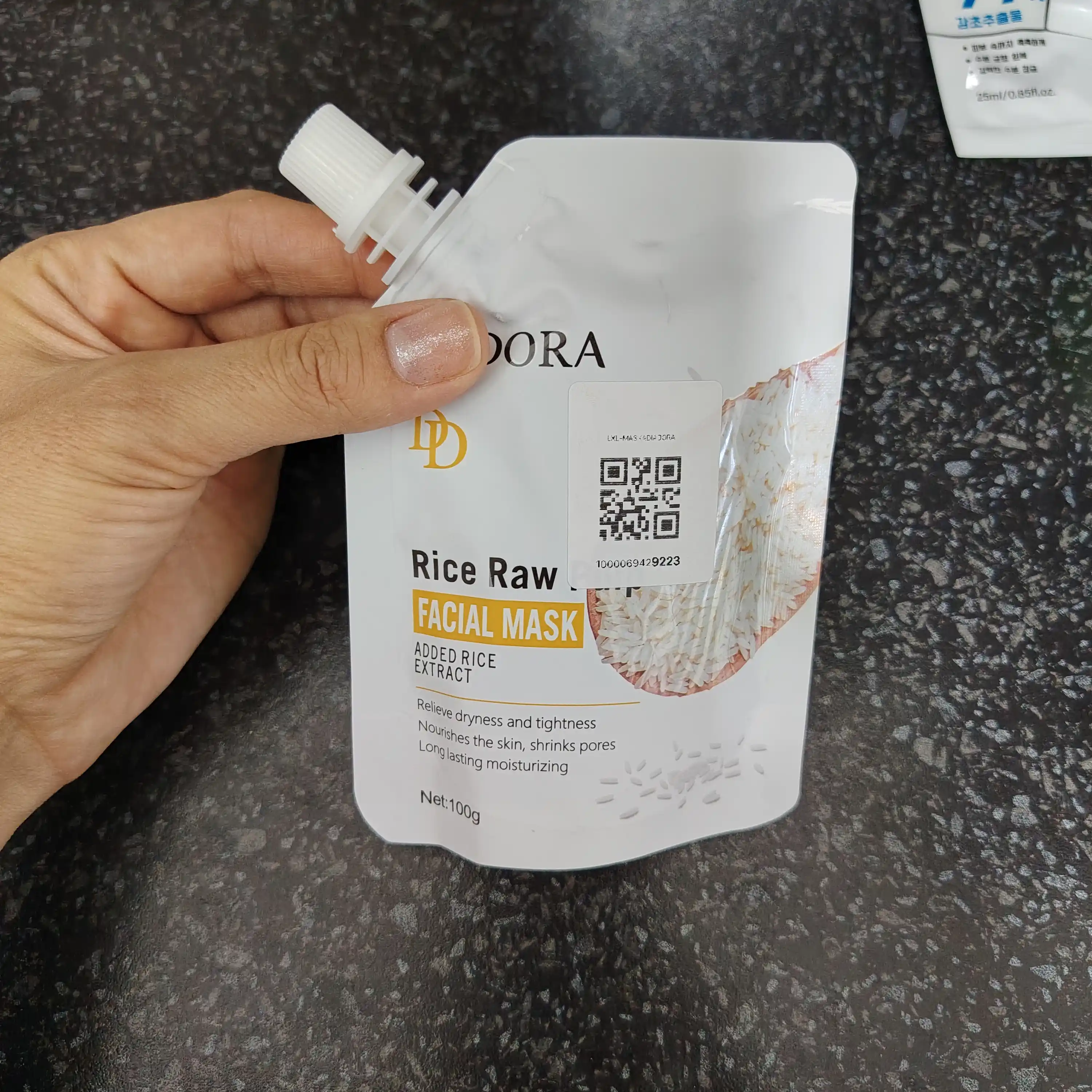 Bioaqua Rice Raw Pulp yuz niqobi, 100 g — namlovchi, oziqlantiruvchi va oqartiruvchi