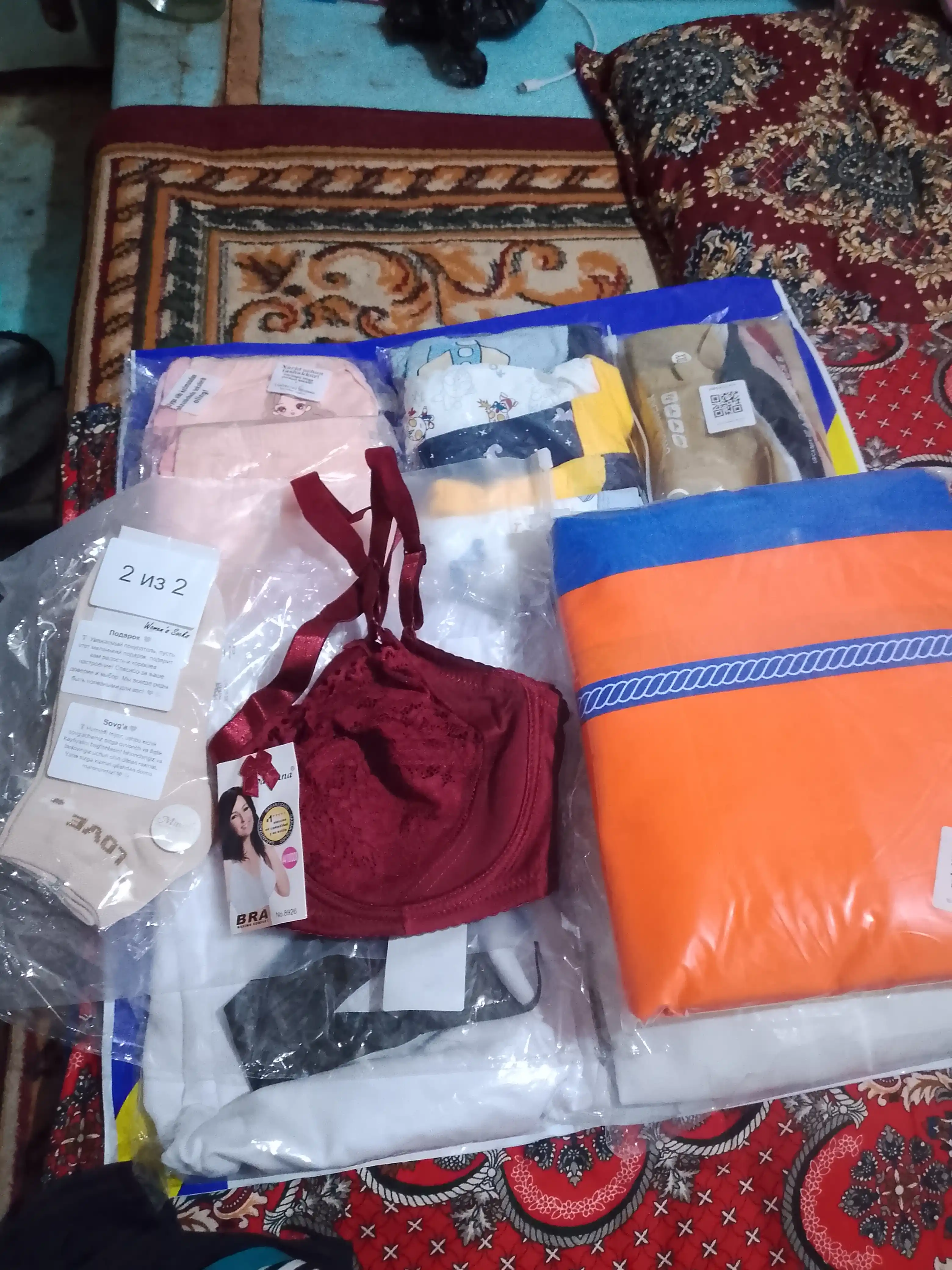 Yumshoq kosali va ko‘krak qafasi bilan bezatilgan ayollar to‘rli siynaband
